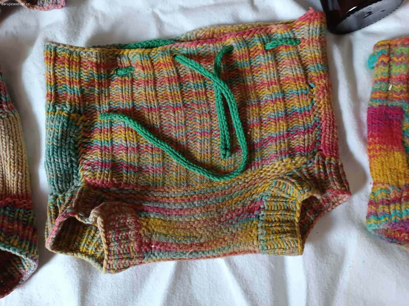 Daruji vlňáčky, vlněné svrchňáčky na pleny. Daruji vlňené svrchní kalhotky na pleny včetně lanolinu. Pletené z merino vlny. Za odvoz nebo poštovné.