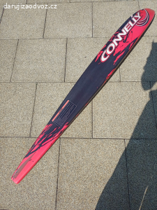 Daruji vodní lyži Connelly.