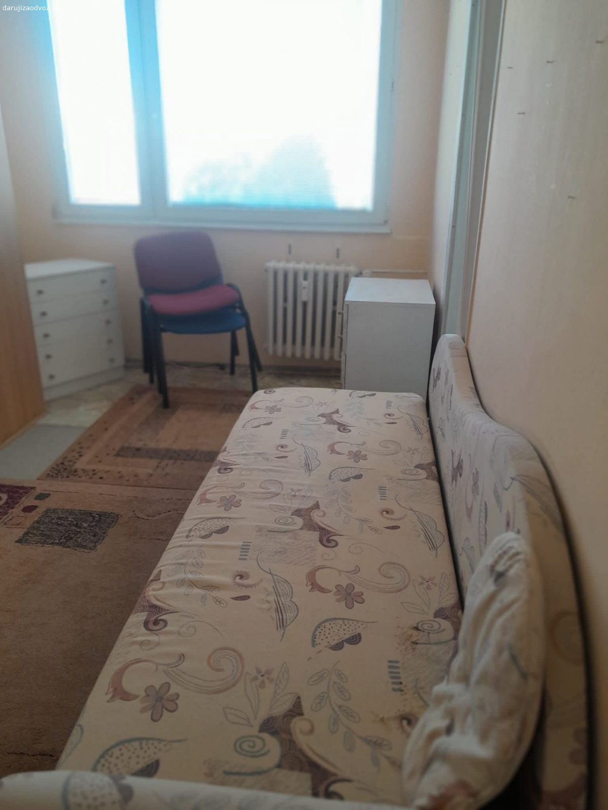 Darují vše co je na fotkách. Kuchyňka linka, postel, skříň prostě všechno