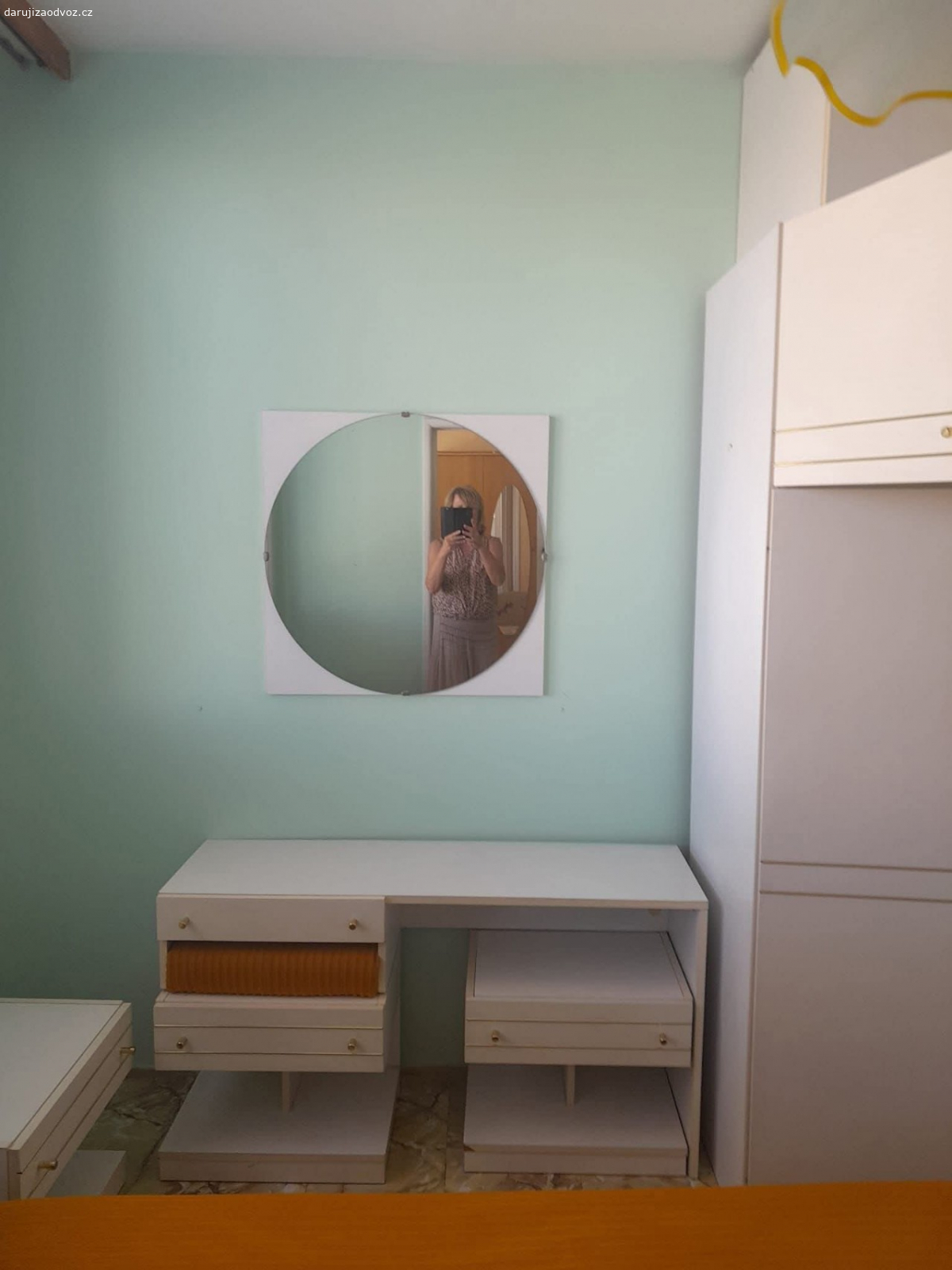 Darují vše co je na fotkách. Kuchyňka linka, postel, skříň prostě všechno