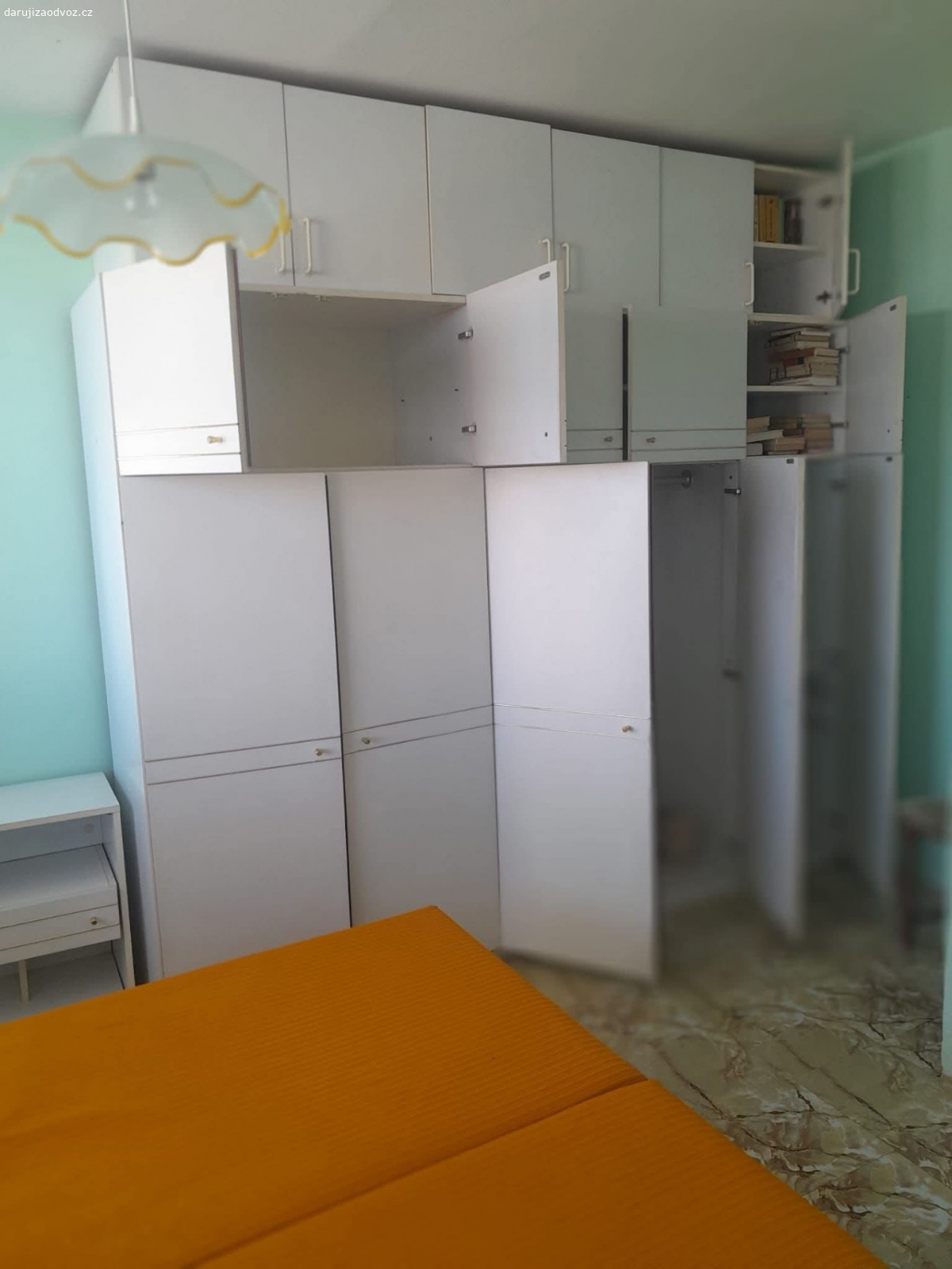 Darují vše co je na fotkách. Kuchyňka linka, postel, skříň prostě všechno