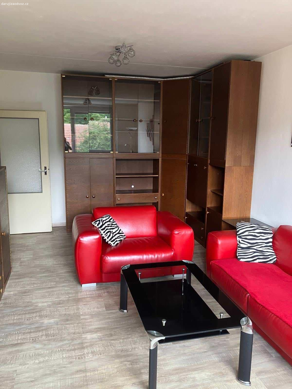 Daruji vybaveni bytu. Postele bez matraci, skrine, kresla, dvere, lednice, plynovy sporak, tv, stul, zidle.