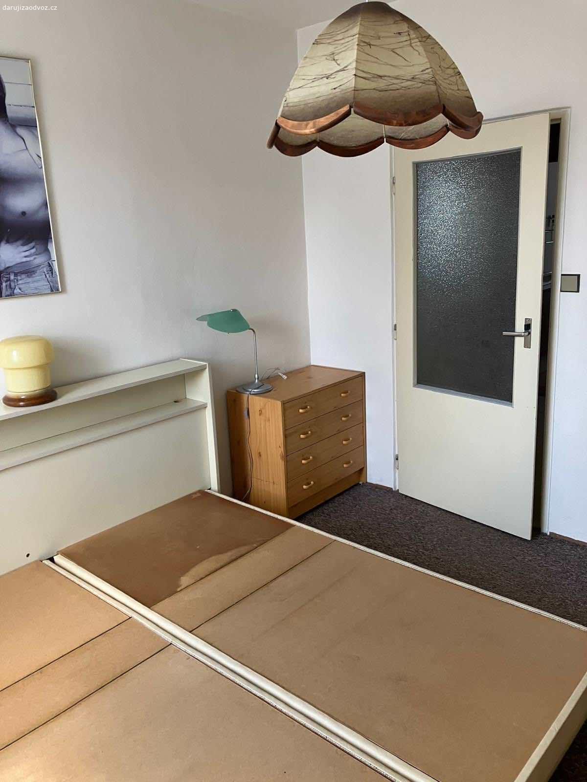 Daruji vybaveni bytu. Postele bez matraci, skrine, kresla, dvere, lednice, plynovy sporak, tv, stul, zidle.