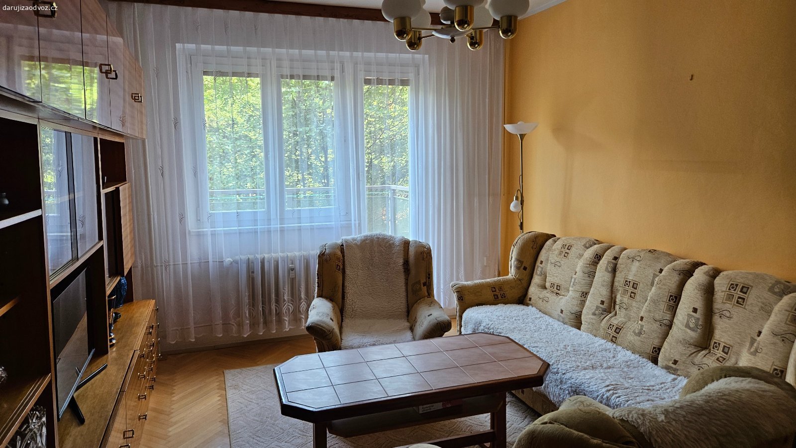 daruji vybavení obývacího pokoje. daruji starou ale zachovalou obývákovou stěnu. A k tomu i sedačku, křesla a stůl.
ZDARMA za vlastní odvoz.