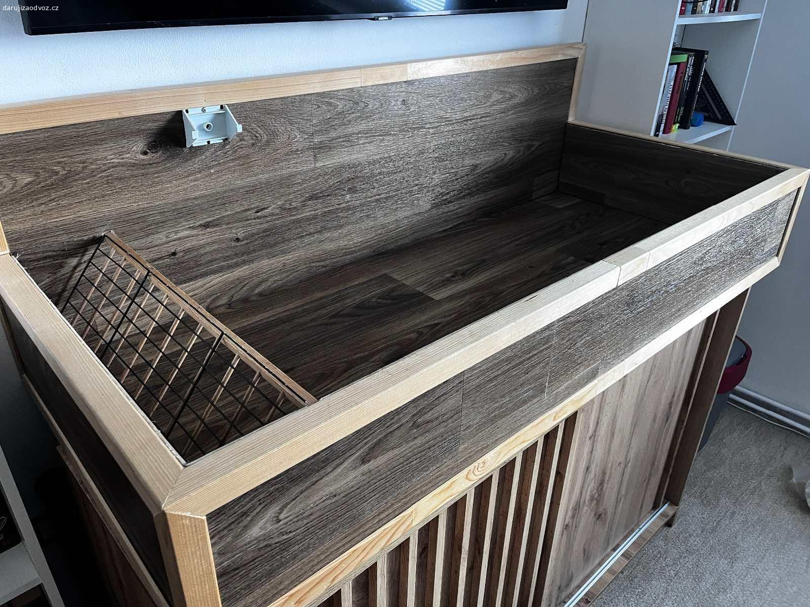 Daruji výběh pro morčata. Daruji za odvoz výběh ze dřeva potažený linem. Využívali jsme ho pro morčata. Vnější rozměry jsou 149x66x24 cm (zadní strana je vysoká 45 cm). Dále k tomu přidám vybavení viz foto, 3 balení sena a 1 balení granulí complete cavia (1,75 kg)