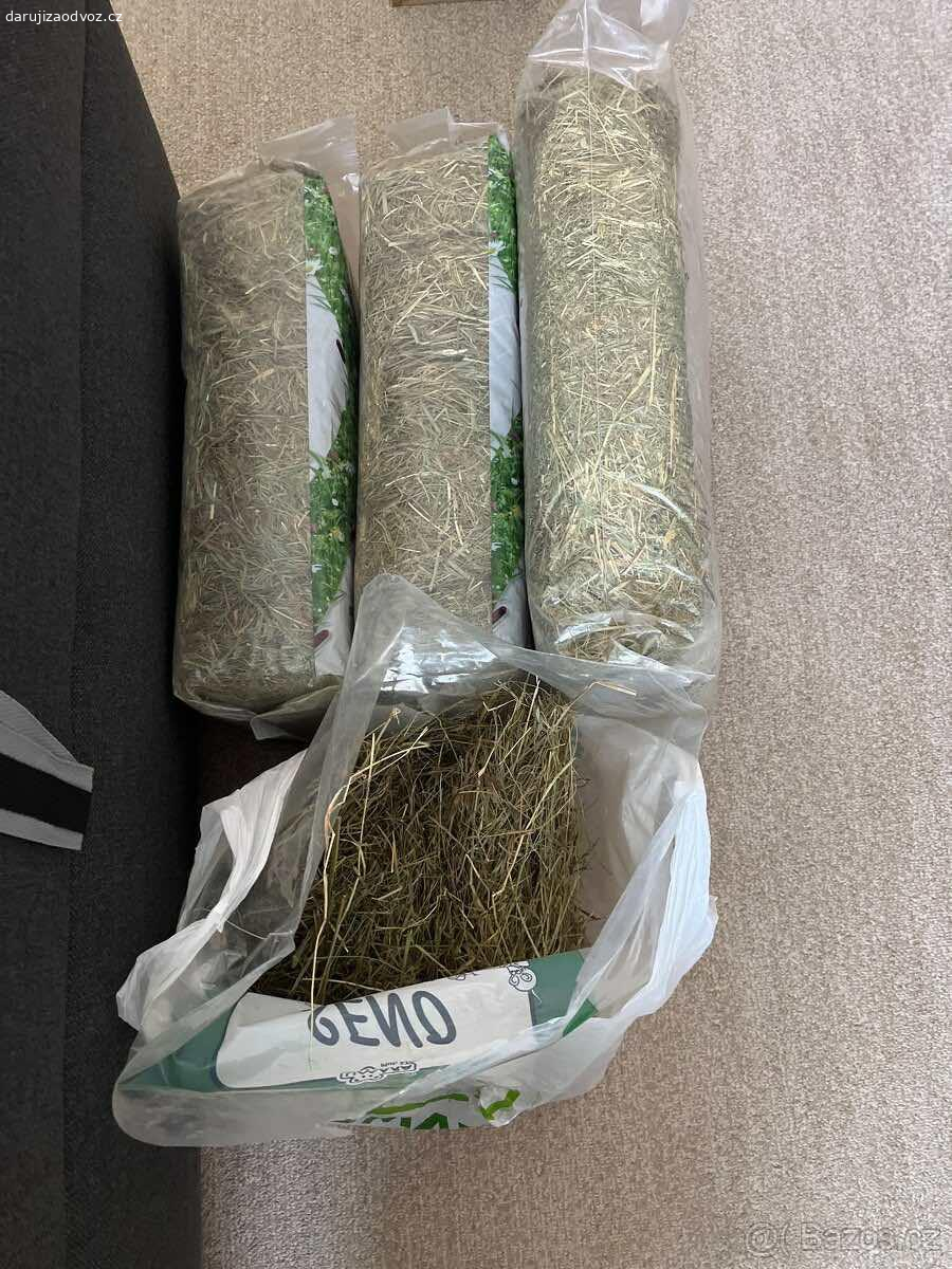 Daruji výběh pro morčata. Daruji za odvoz výběh ze dřeva potažený linem. Využívali jsme ho pro morčata. Vnější rozměry jsou 149x66x24 cm (zadní strana je vysoká 45 cm). Dále k tomu přidám vybavení viz foto, 3 balení sena a 1 balení granulí complete cavia (1,75 kg)