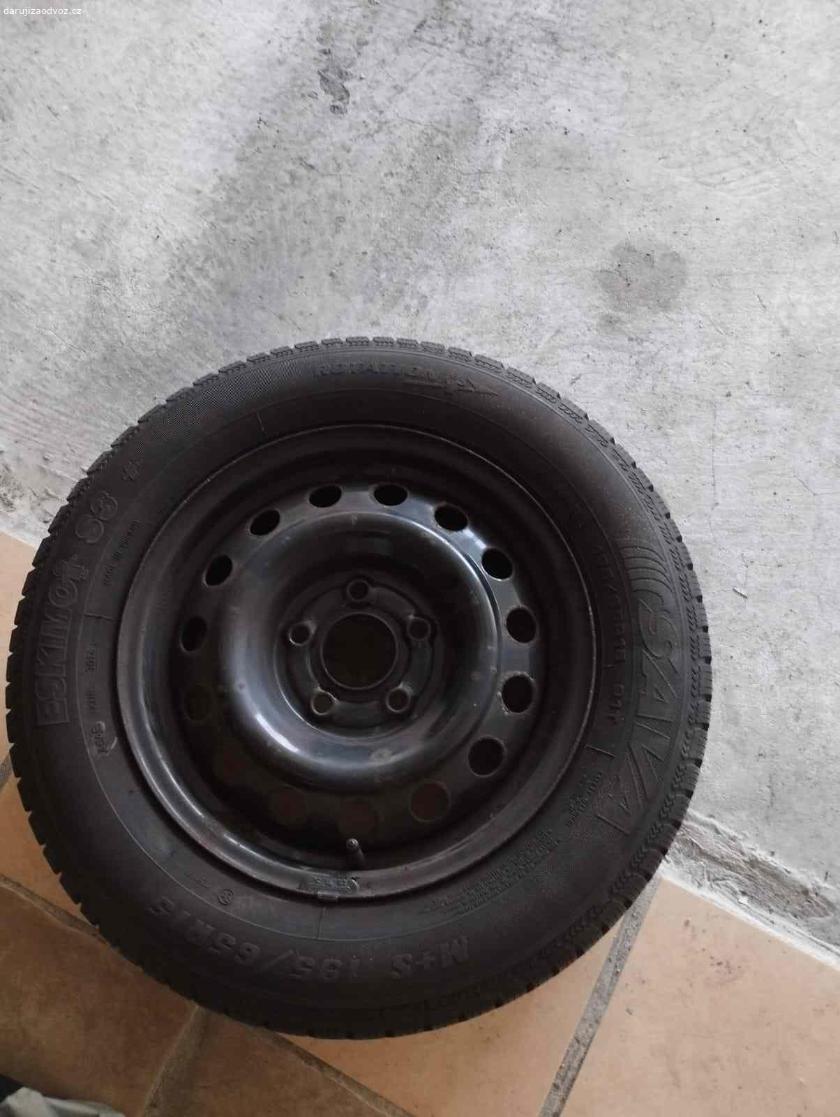 Daruji vyměním za kvalitní práci prášek velký teku. Pneumatiky na discích 195 65 R 15 , 4 ks plus poklice, původně byly na kia Soul