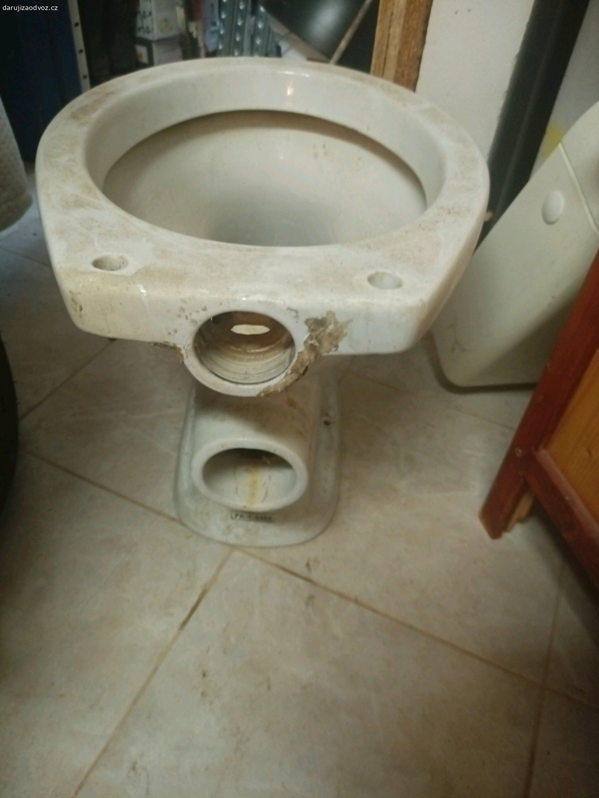 Daruji wc. Daruji toaletní mísu i s nádržkou. zadní vývod. V dobrém stavu, plně funkční.