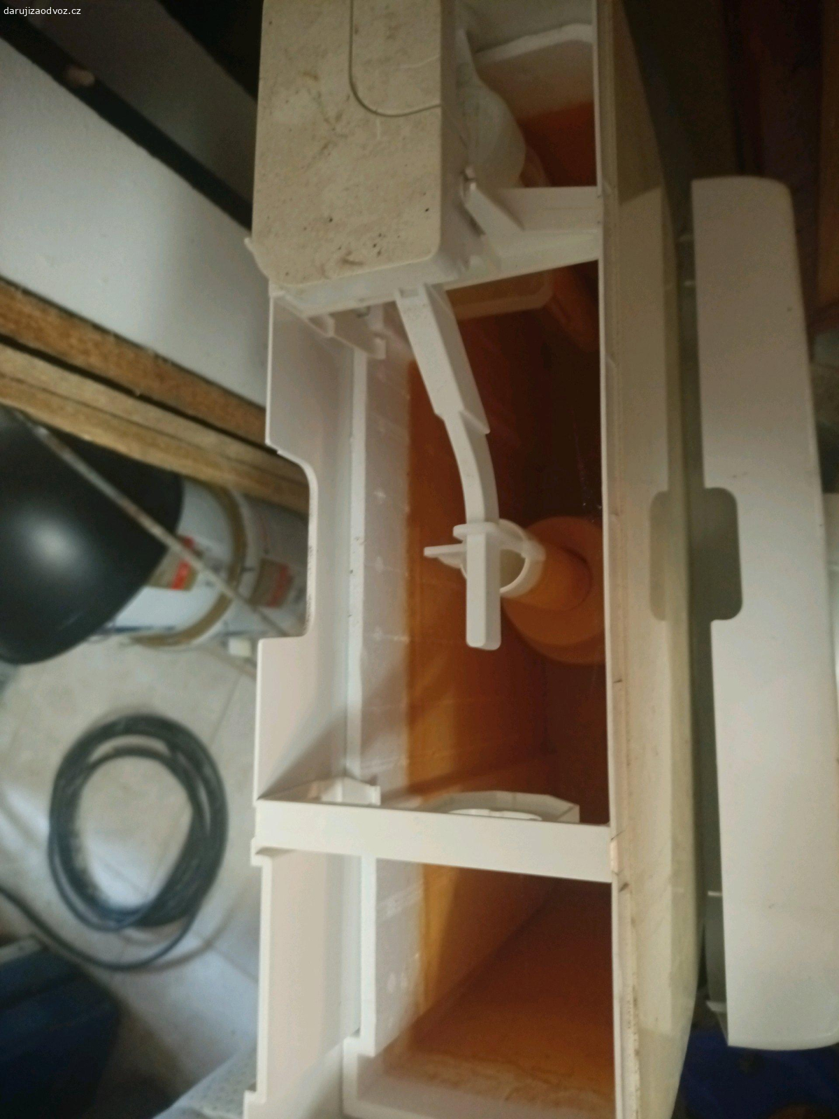 Daruji wc. Daruji toaletní mísu i s nádržkou. zadní vývod. V dobrém stavu, plně funkční.