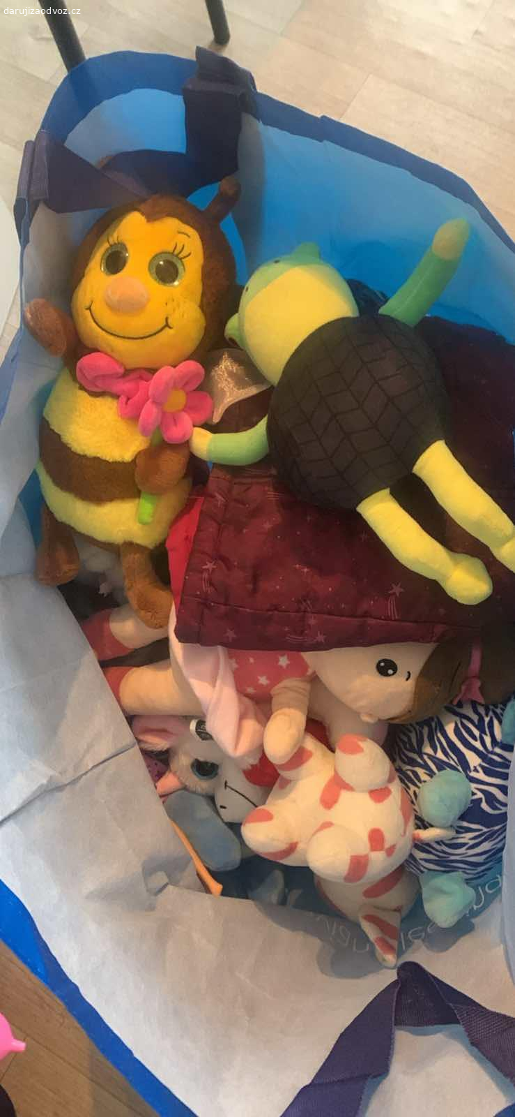 Vyměním za drobnost pro dceru. Mix plyšáku + oblečení (Bunda apod..) 
Čisté nepoškozené 
Praha 5