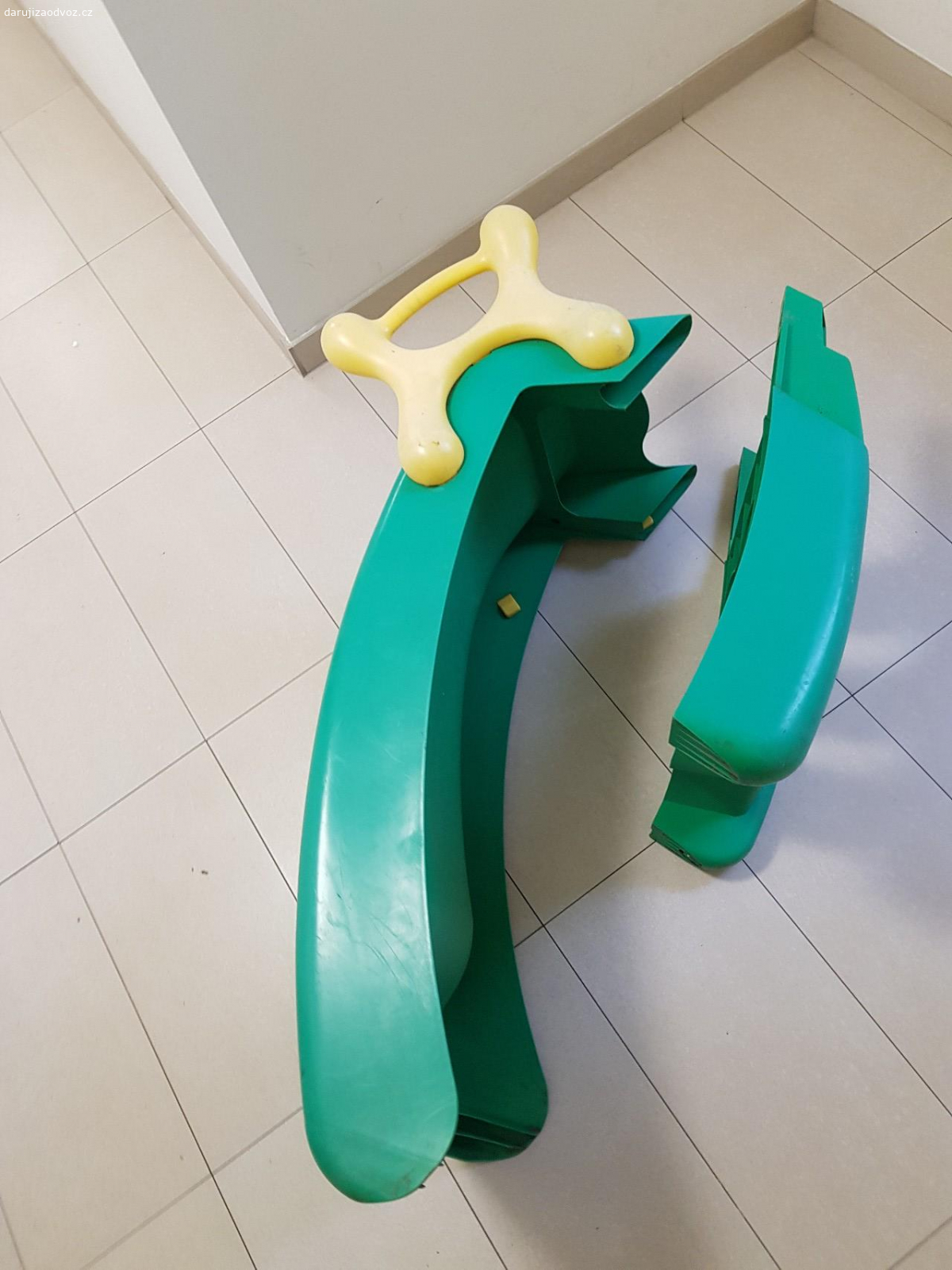 Za Lindor skluzavku. Používaná s drobnými oděrkami, ale FUNKČNÍ. Za skluzavku nechci peníze, ale prosím o bonbony, viz foto. Předání osobně v Letňanech.