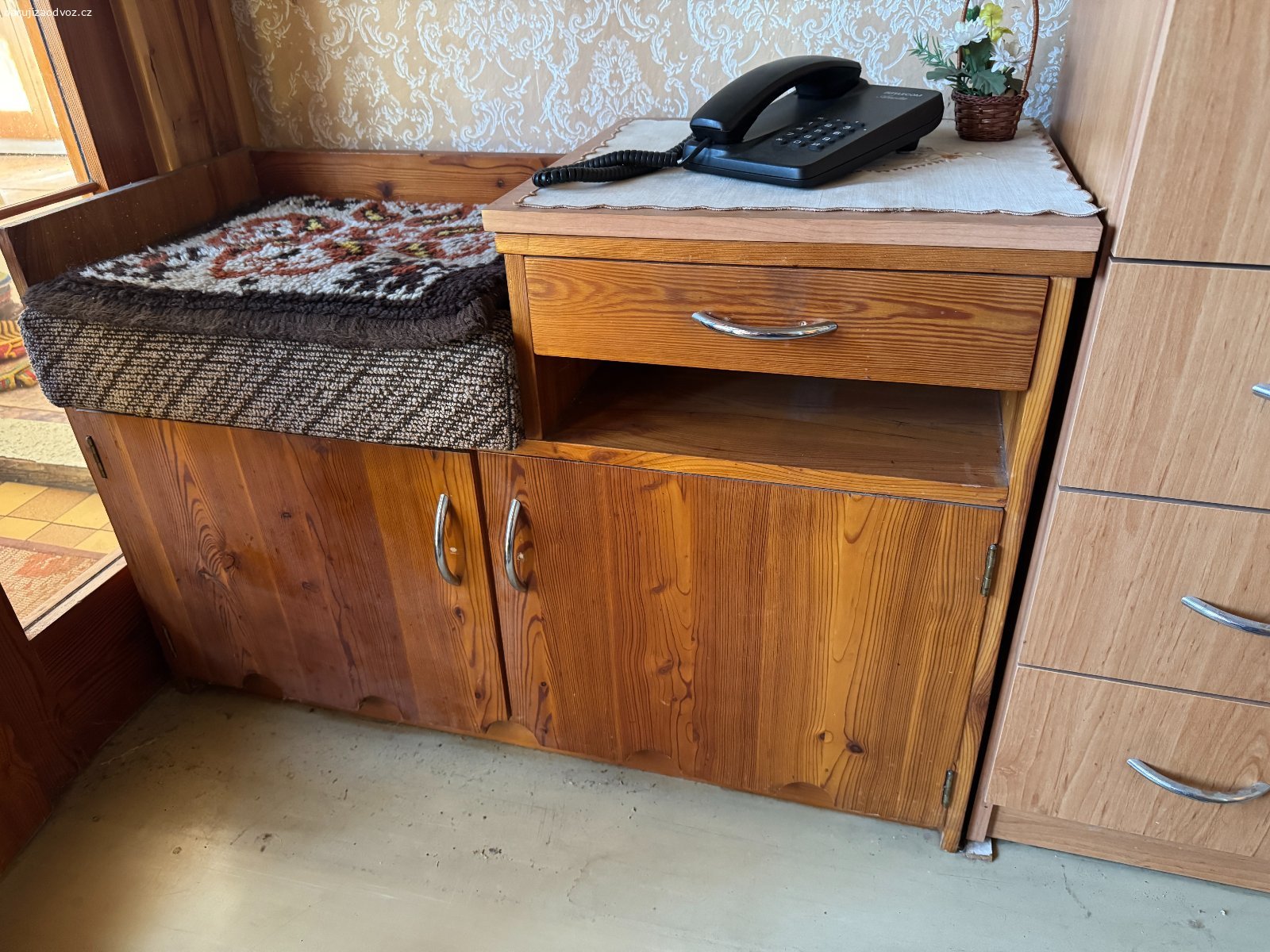 Daruji za odvoz 11. Daruji za odvoz cokoliv ze zobrazeného v příloze. Podmínkou je osobní odvoz po 17 hod. dle domluvy (Kravaře ve Slezsku). Důrazně upozorňuji, že nikam nic nevozím. A slevu nedávám jelikož není z čeho - vše je za odvoz. PS: upozornuji že vše co je na fotkách již nemusí být k dispozici jelikož kdo dřív přijde, ten dřív převezme. A prosím nepište, zda ještě je, přijdte podívejte se a odvezte cokoliv z nabízeného a dostupného.