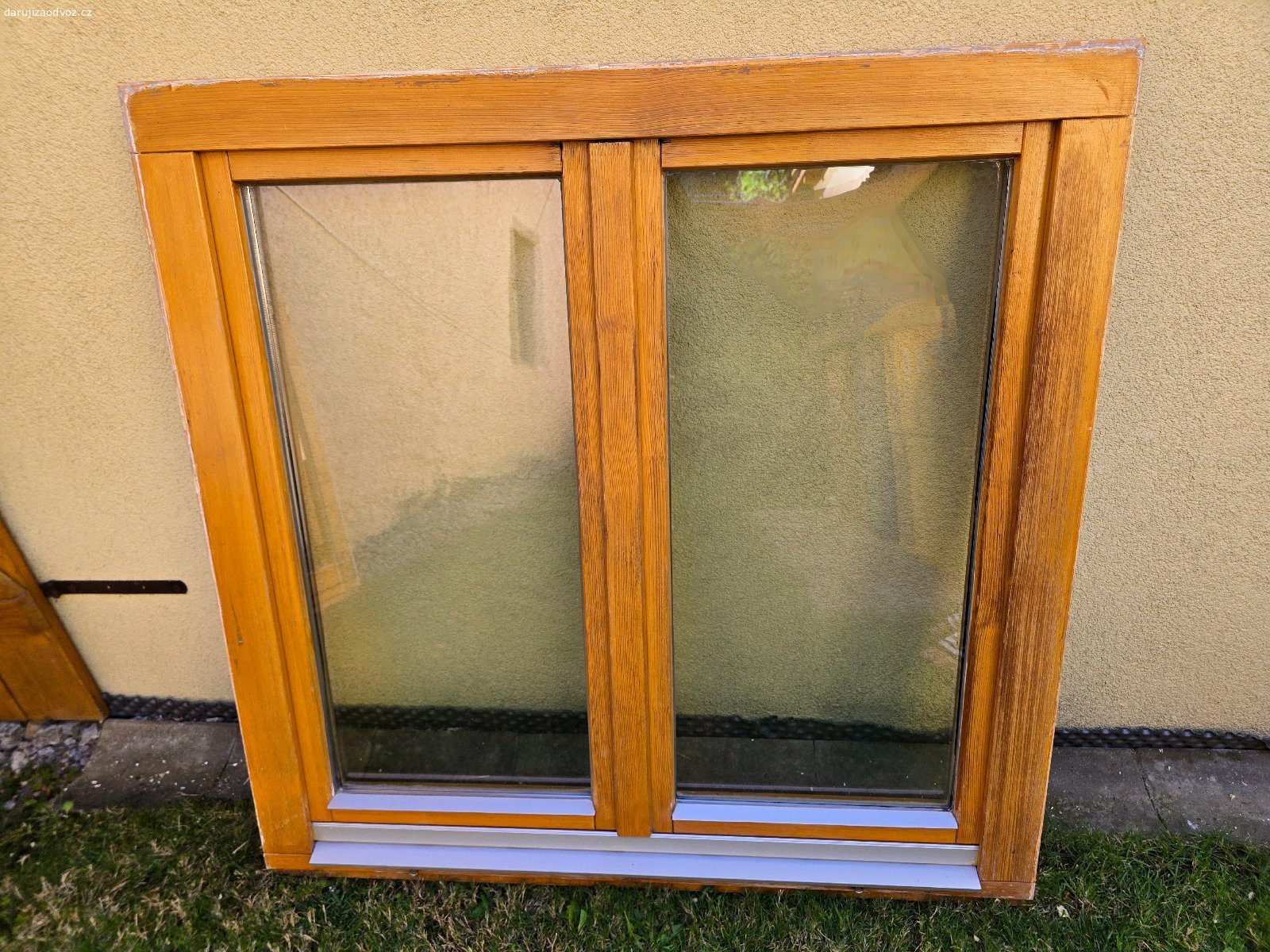 Daruji za odvoz 2 okna. Daruji za odvoz 2 dřevěná dvoudílná euro okna s dvojsklem.
Rozměry jsou 118×118
Stav viz foto (první 3 foto je první okno, další 3 to druhé)
Lochovice (okres Beroun, Středočeský kraj)