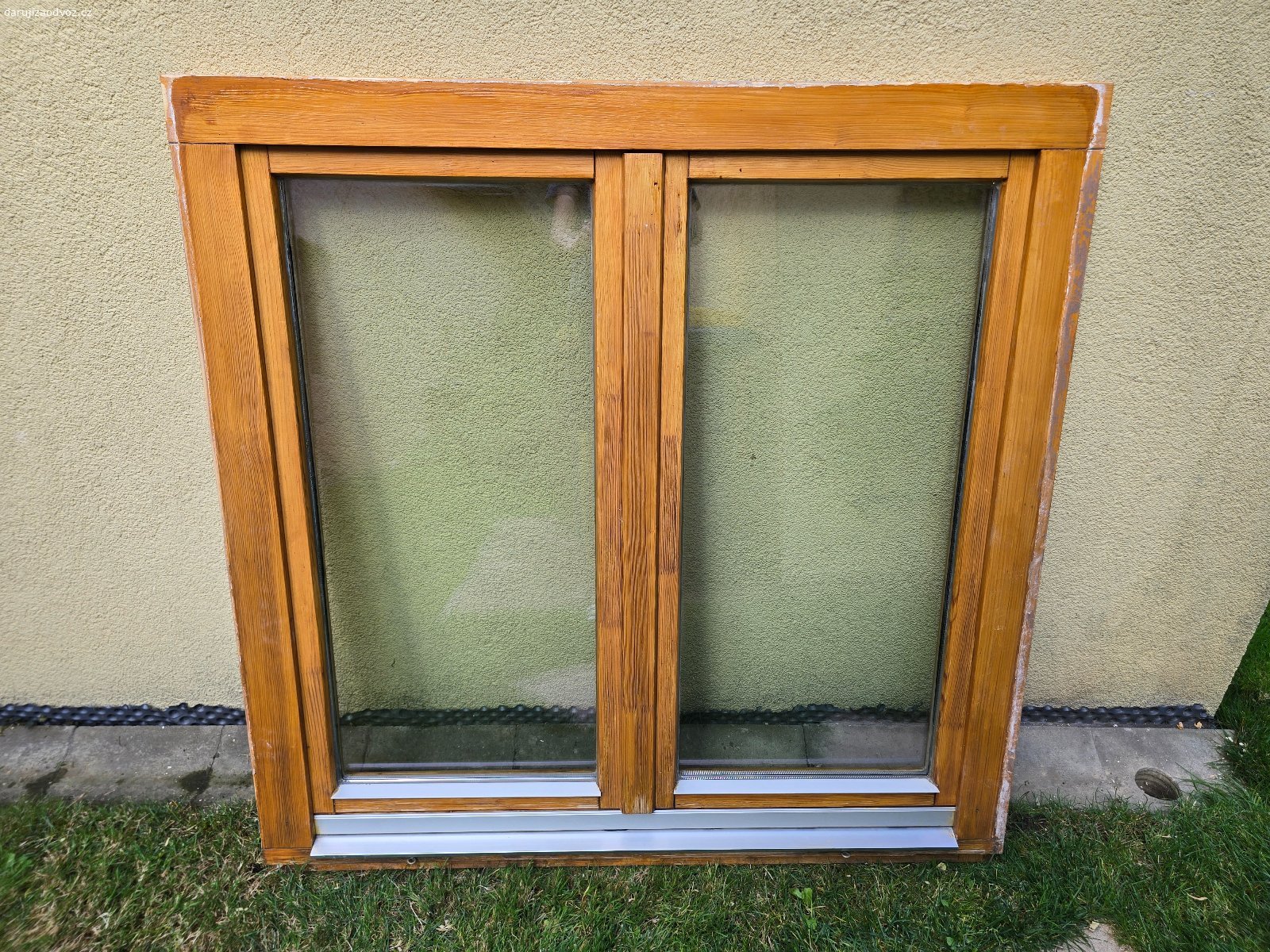 Daruji za odvoz 2 okna. Daruji za odvoz 2 dřevěná dvoudílná euro okna s dvojsklem.
Rozměry jsou 118×118
Stav viz foto (první 3 foto je první okno, další 3 to druhé)
Lochovice (okres Beroun, Středočeský kraj)