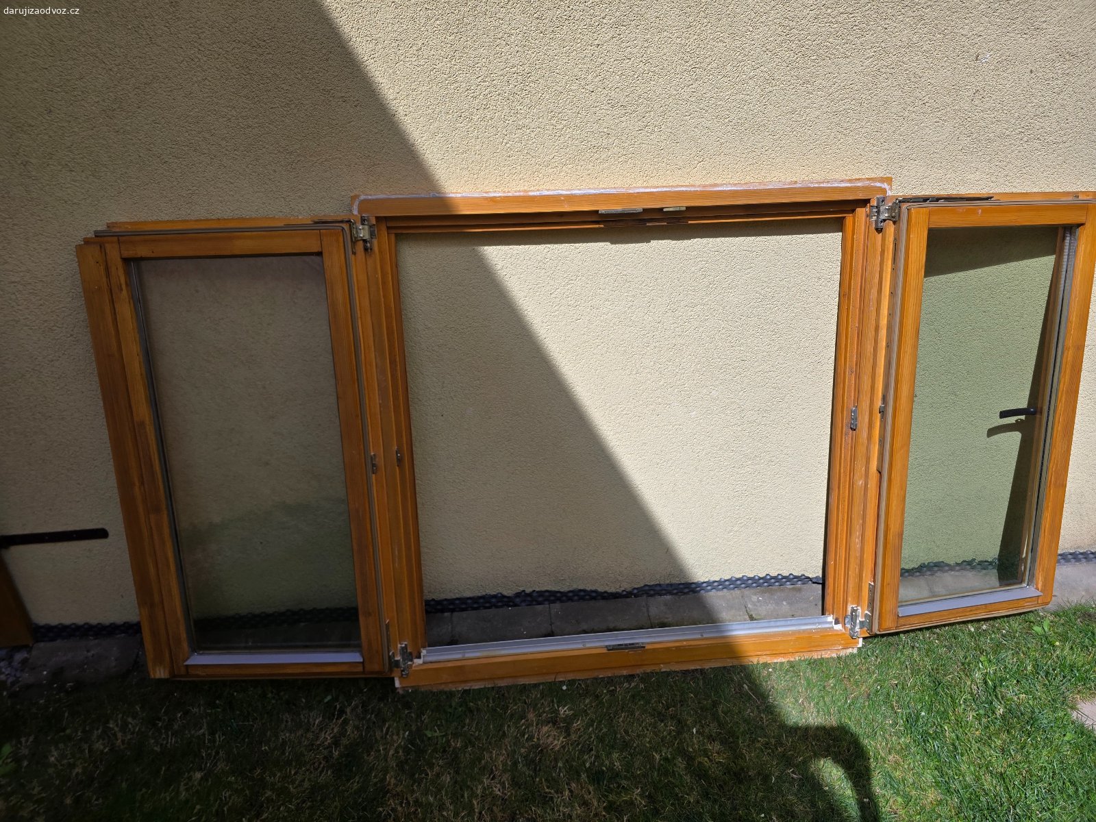 Daruji za odvoz 2 okna. Daruji za odvoz 2 dřevěná dvoudílná euro okna s dvojsklem.
Rozměry jsou 118×118
Stav viz foto (první 3 foto je první okno, další 3 to druhé)
Lochovice (okres Beroun, Středočeský kraj)