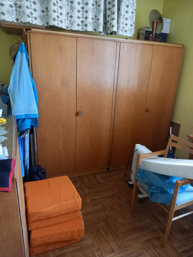 Daruji za odvoz 2 skříně