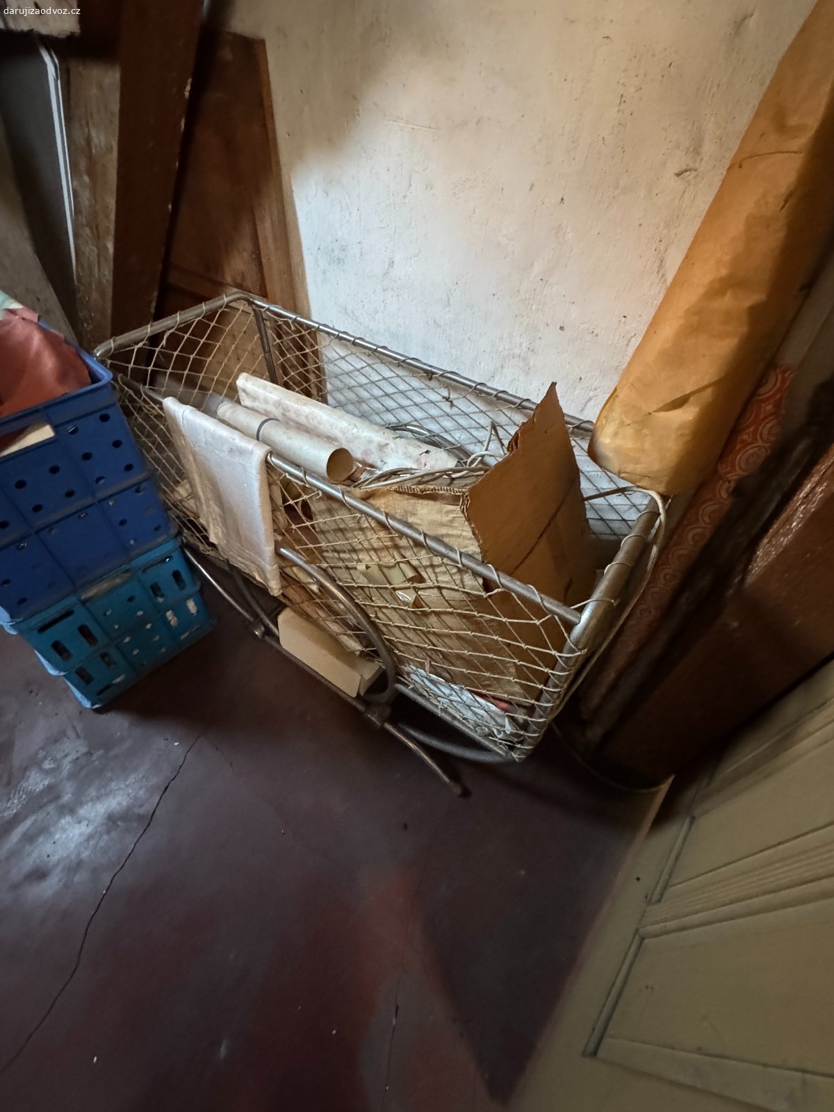 Daruji za odvoz 2. Daruji za odvoz cokoliv ze zobrazeného v příloze. Podmínkou je osobní odvoz po 17 hod. dle domluvy (Kravaře ve Slezsku). Důrazně upozorňuji, že nikam nic nevozím. A slevu nedávám jelikož není z čeho - vše je za odvoz. PS: upozornuji že vše co je na fotkách již nemusí být k dispozici jelikož kdo dřív přijde, ten dřív převezme. A prosím nepište, zda ještě je, přidte podívejte se a odvezte cokoliv z nabízeného a dostupného.