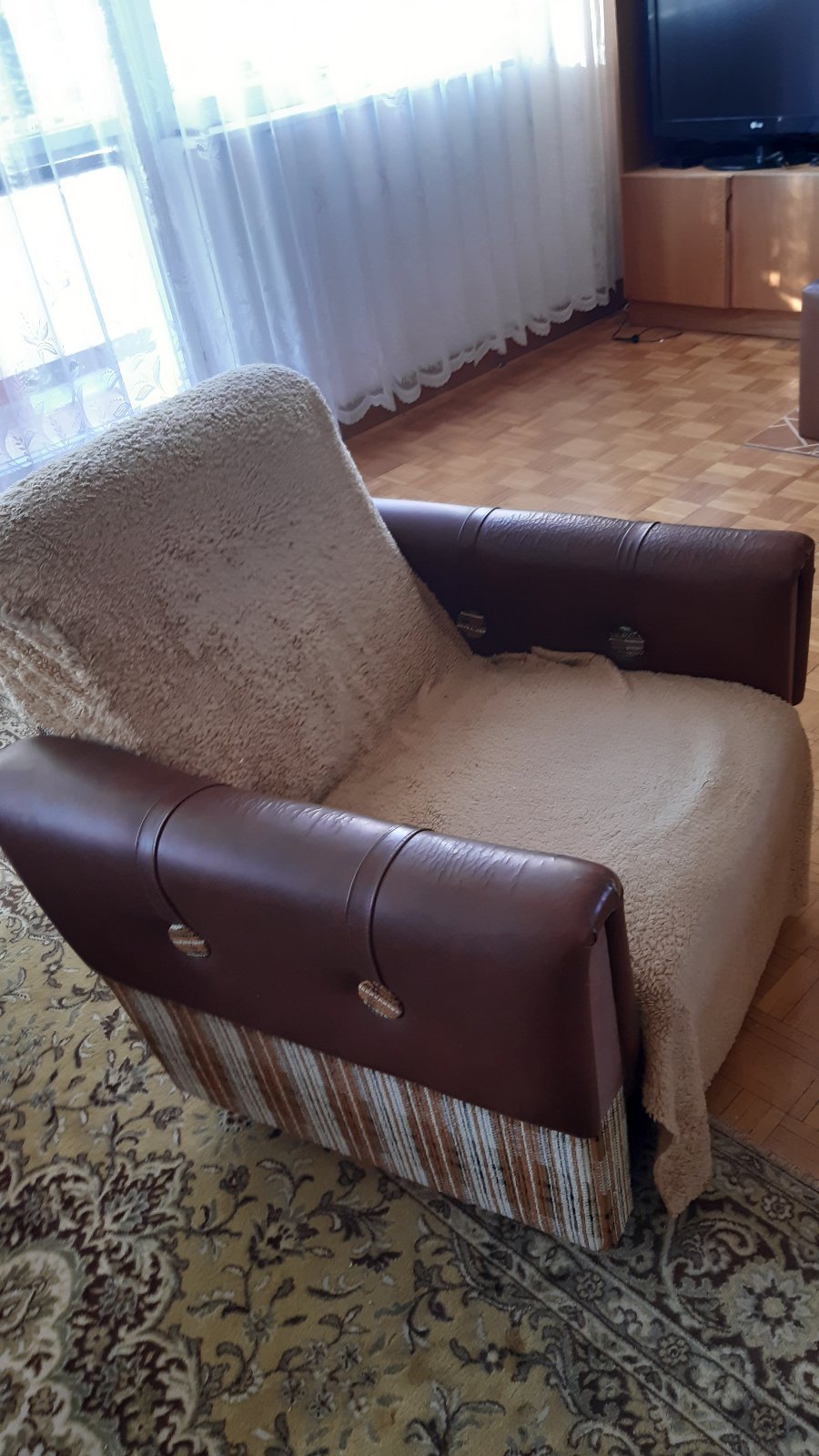 Daruji za odvoz 6 křesel. Daruji za odvoz 6 křesel a 2 taburety v slušném stavu.