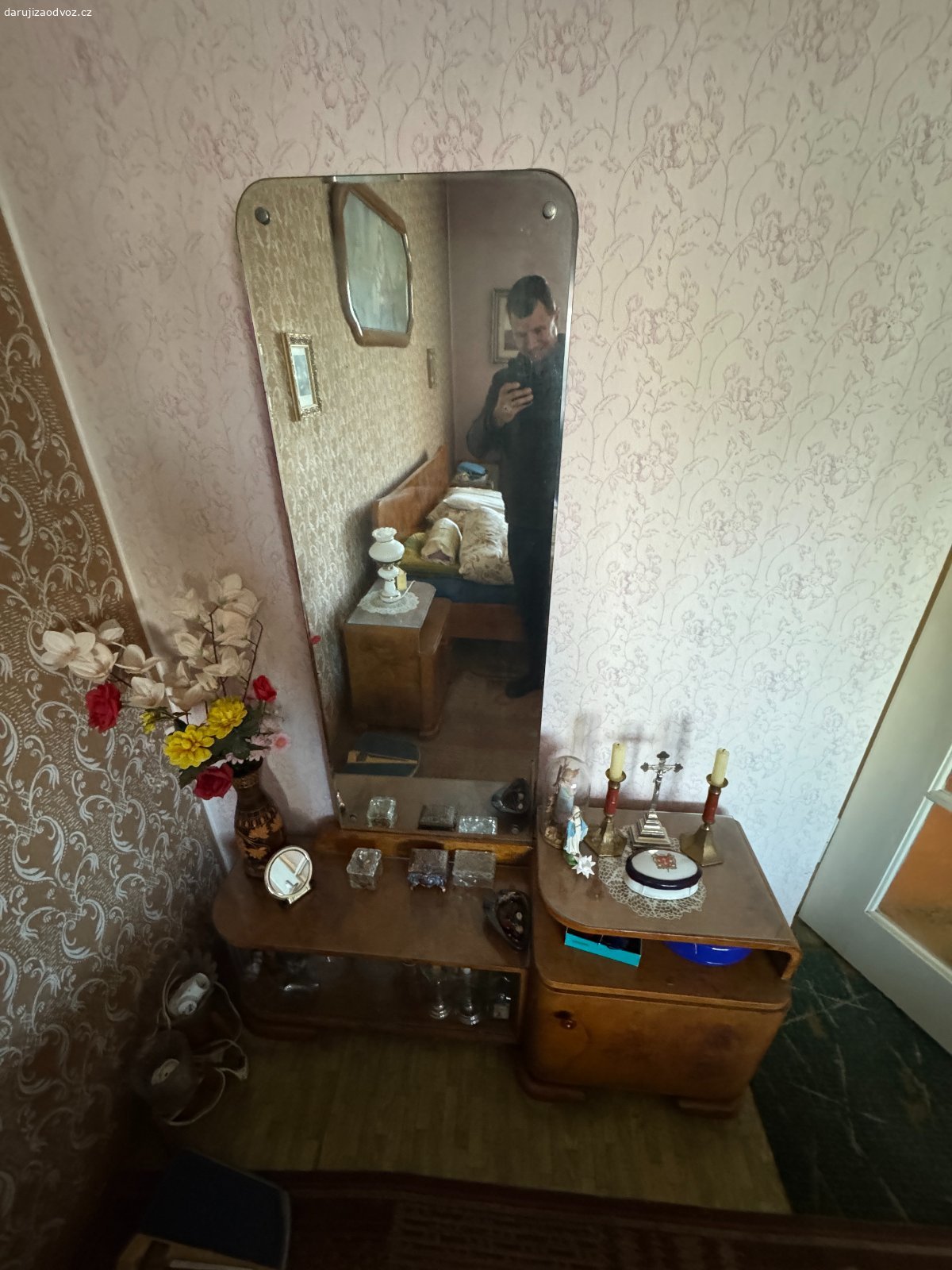 Daruji za odvoz 7. Daruji za odvoz cokoliv ze zobrazeného v příloze. Podmínkou je osobní odvoz po 17 hod. dle domluvy (Kravaře ve Slezsku). Důrazně upozorňuji, že nikam nic nevozím. A slevu nedávám jelikož není z čeho - vše je za odvoz. PS: upozornuji že vše co je na fotkách již nemusí být k dispozici jelikož kdo dřív přijde, ten dřív převezme. A prosím nepište, zda ještě je, přijdte podívejte se a odvezte cokoliv z nabízeného a dostupného.