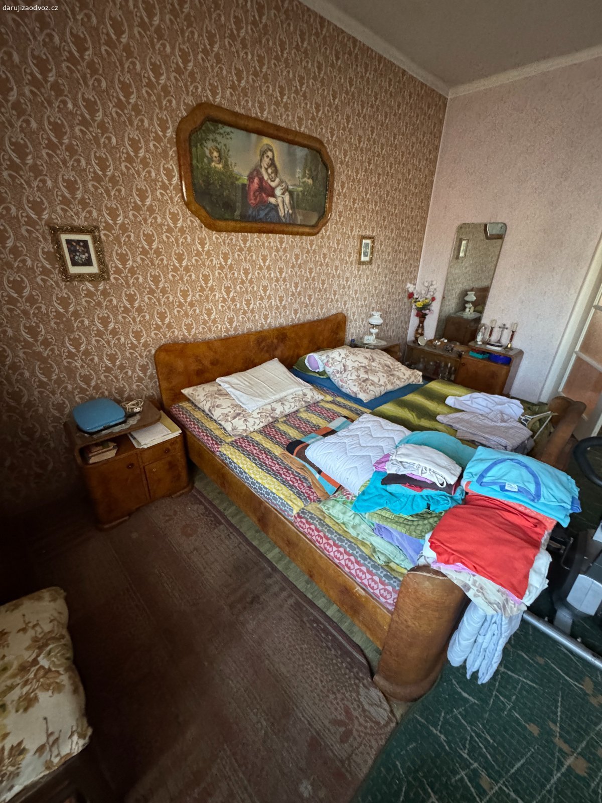 Daruji za odvoz 8. Daruji za odvoz cokoliv ze zobrazeného v příloze. Podmínkou je osobní odvoz po 17 hod. dle domluvy (Kravaře ve Slezsku). Důrazně upozorňuji, že nikam nic nevozím. A slevu nedávám jelikož není z čeho - vše je za odvoz. PS: upozornuji že vše co je na fotkách již nemusí být k dispozici jelikož kdo dřív přijde, ten dřív převezme. A prosím nepište, zda ještě je, přijdte podívejte se a odvezte cokoliv z nabízeného a dostupného.