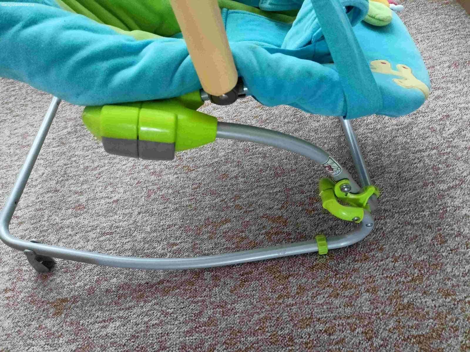 Daruji za odvoz dětské kojenecké lehátko. Daruji dětské kojenecké lehátko pro malé dítě stáří asi tak do 14 měsíců. Značka BREVI. Lehátko má popruhy pro přenášení a pásy pro uvázání dítěte. Kovová trubková konstrukce + plast + textil. Lehátko je polohovací - poloha v leže nebo v sedě. Obsahuje hrazdičku na zavěšení hraček. Možno využít i jako houpačku. Čisté. Potah možno vyprat. Je možno složit na plocho. Koupeno v Itálii. Zájemci prosím volat telefonem - na SMS a e-maily nereaguji.