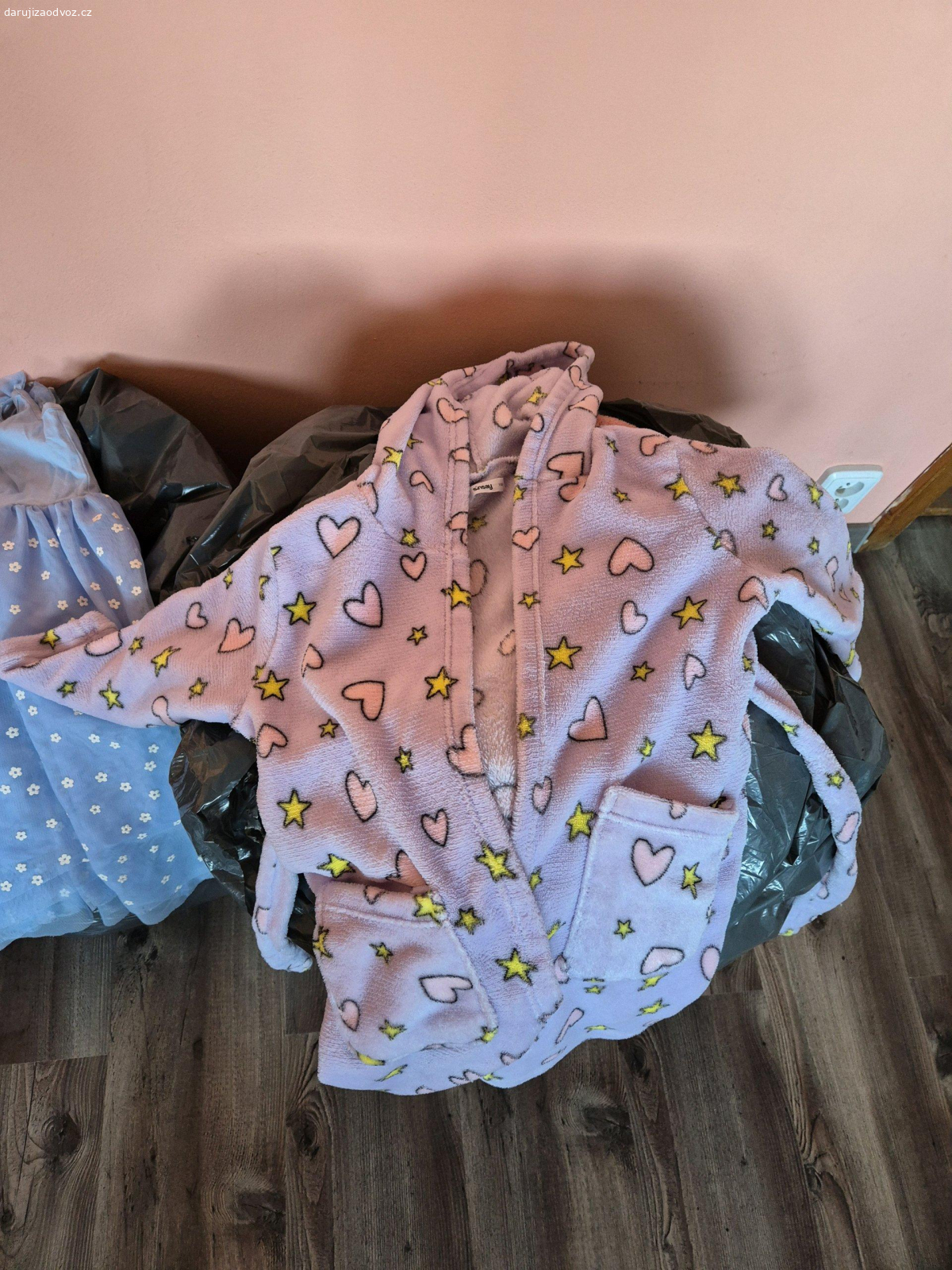 Daruji za odvoz dětské oblečení. Daruji za odvoz oblečení pro holčičku velikost 122/128, oblečení je nošené, ale stále může posloužit. Jsou tam bundy, zateplené kalhoty, halenky, mikiny, trička, šaty, pyžámka... Prostě mix ve velkém pytli.