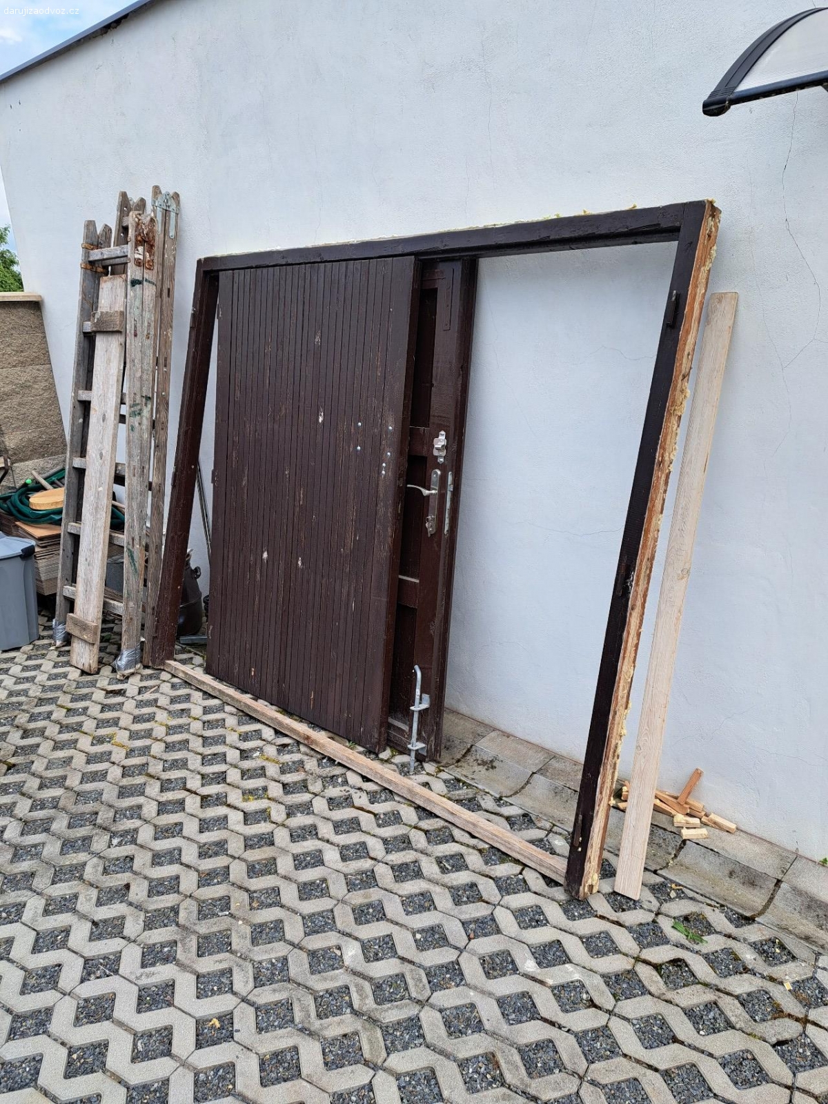 Daruji za odvoz dřevěná vrata. Dřevěná vrata do garáže o vnější šířce 244 cm a vnější výšce 193 cm.