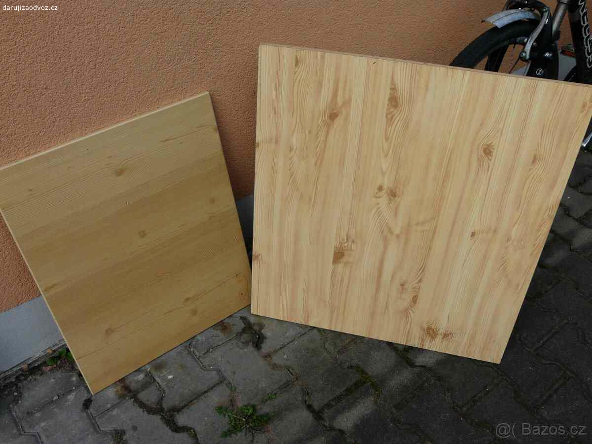 Daruji za odvoz dvířka a police. Jedná se o dvířka (prosklená i plná) a police z kuchyňské linky s úchytkami i panty.
Materiál lamino a osb.