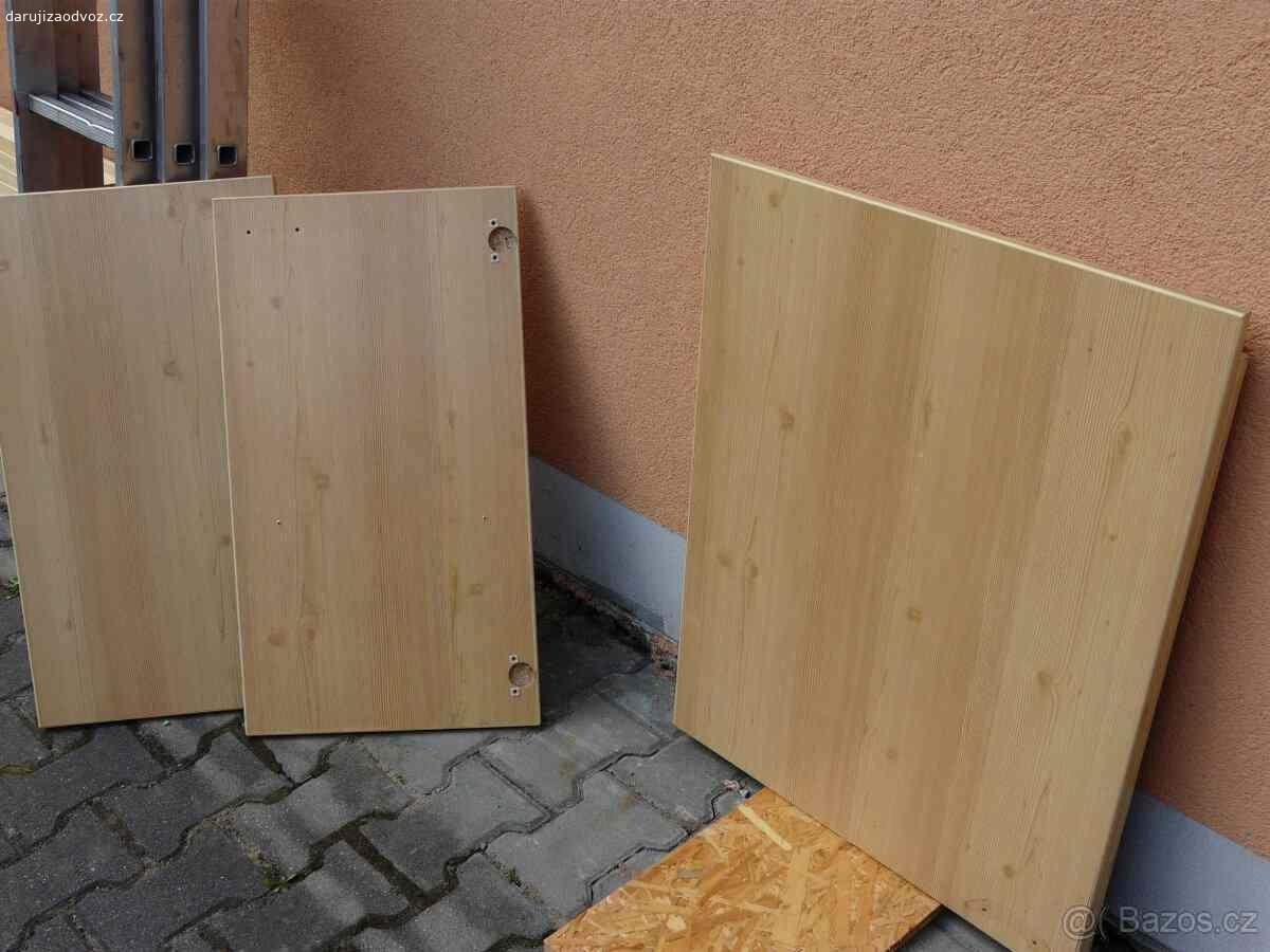 Daruji za odvoz dvířka a police. Jedná se o dvířka (prosklená i plná) a police z kuchyňské linky s úchytkami i panty.
Materiál lamino a osb.