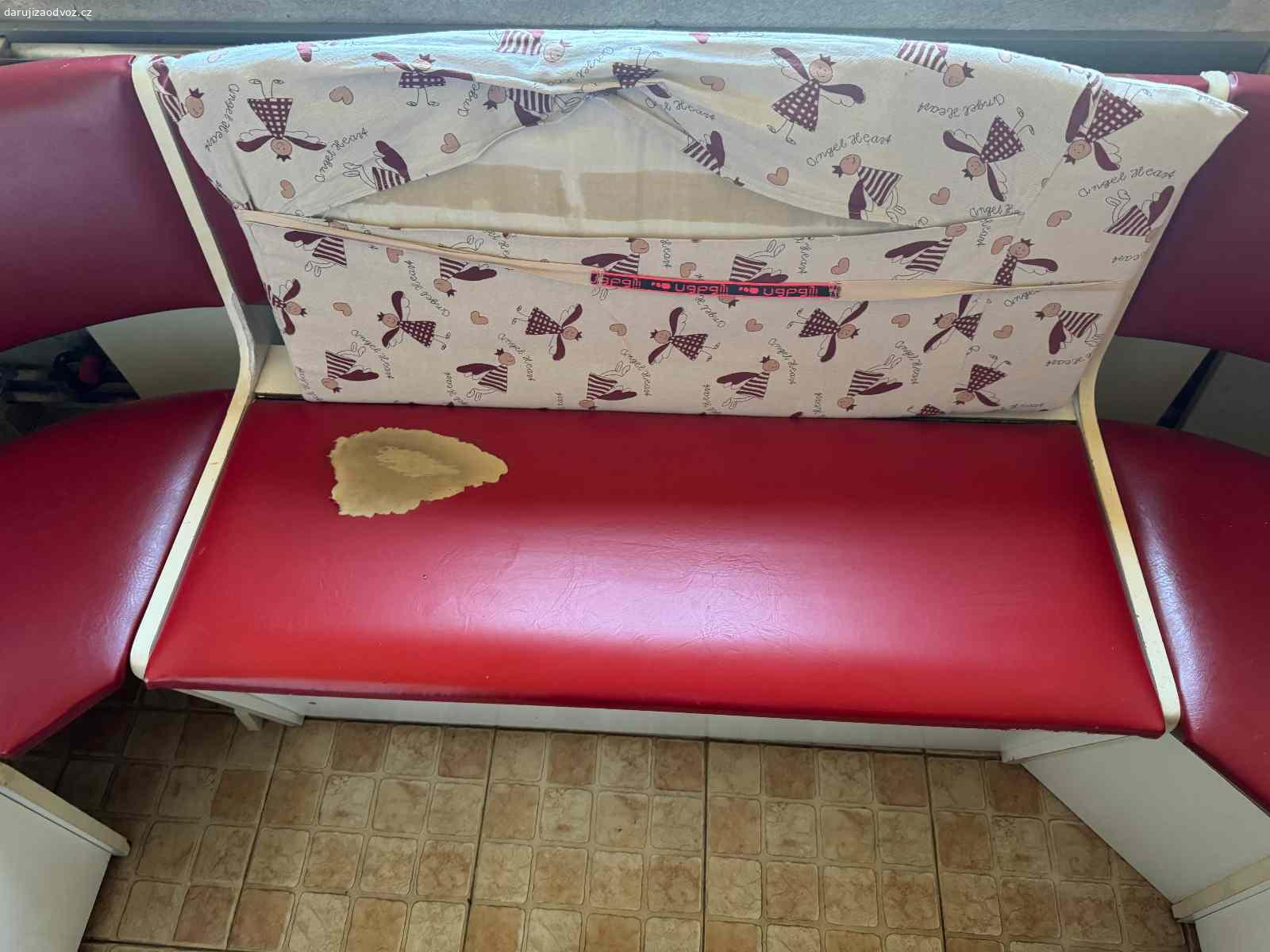 Daruji za odvoz jídelní lavici. Jídelní lavice s úložným prostorem - tvar U - 220 x 180 cm - koženka v jednom místě poškozená