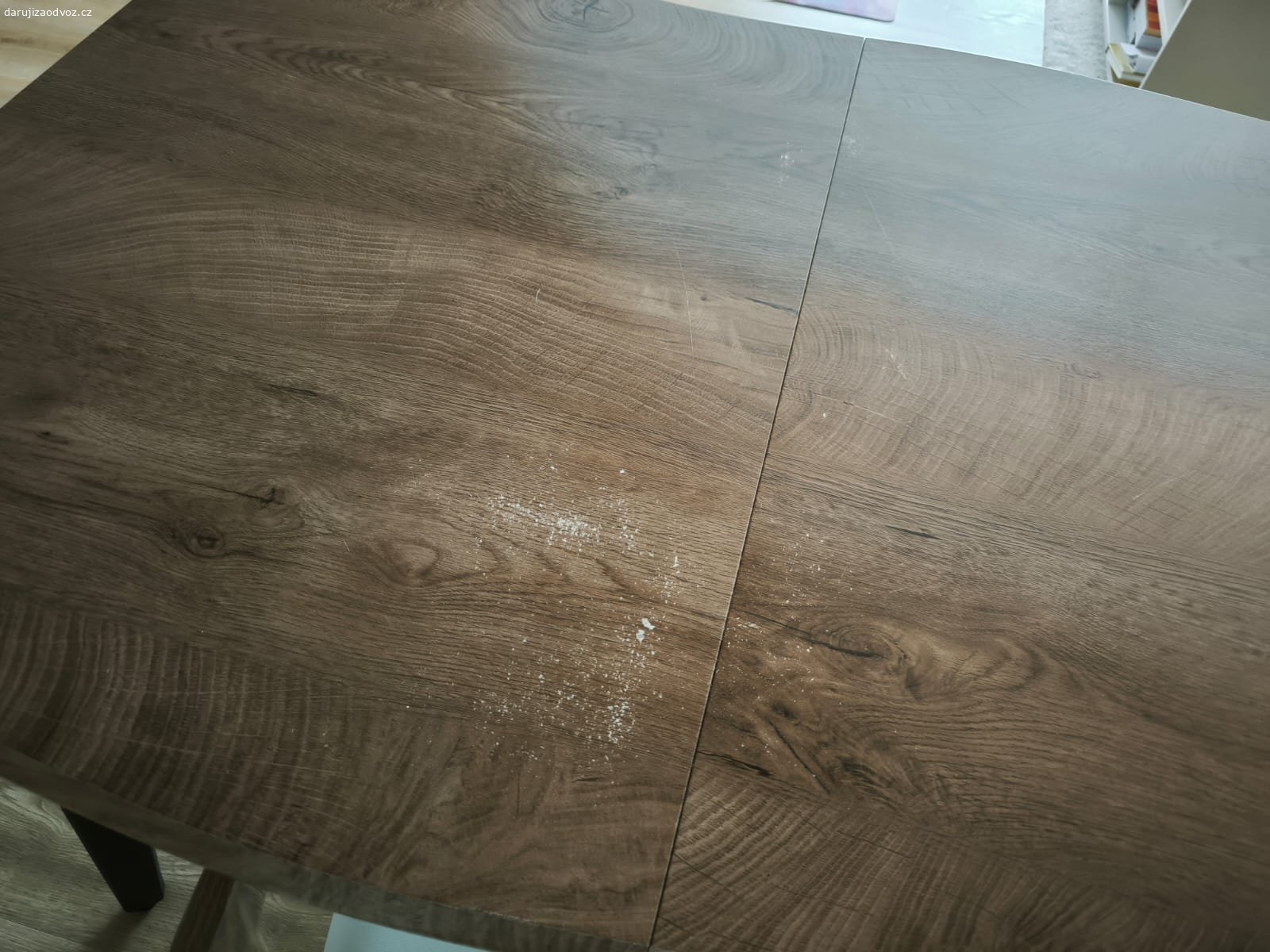 Daruji za odvoz jídelní stůl. Nabízím za odvoz jídelní stůl, který má v rozloženém stavu rozměry desky 180x80 cm a výšku 76 cm, ve složeném stavu jsou rozměry jídelní desky 120x80 cm. Materiál stolu není dřevo, viz detailní fota povrchu, kde je vidět, že v nejvíc namáhaných místech se povrch odírá, stůl tudíž nepůsobí jako nový, přestože je jen 2 roky starý. Nehodí se do reprezentativních prostor, ale jako jídelní stůl na chatu nebo jako pracovní stůl kamkoliv jinam. Konstrukce stolu je stabilní. 

Nabízím za odvoz, osobní odběr je podmínka. Je potřeba počítat s rozměry stolu a vzít si na převoz buď větší auto nebo si stůl před přepravou na místě rozmontovat.