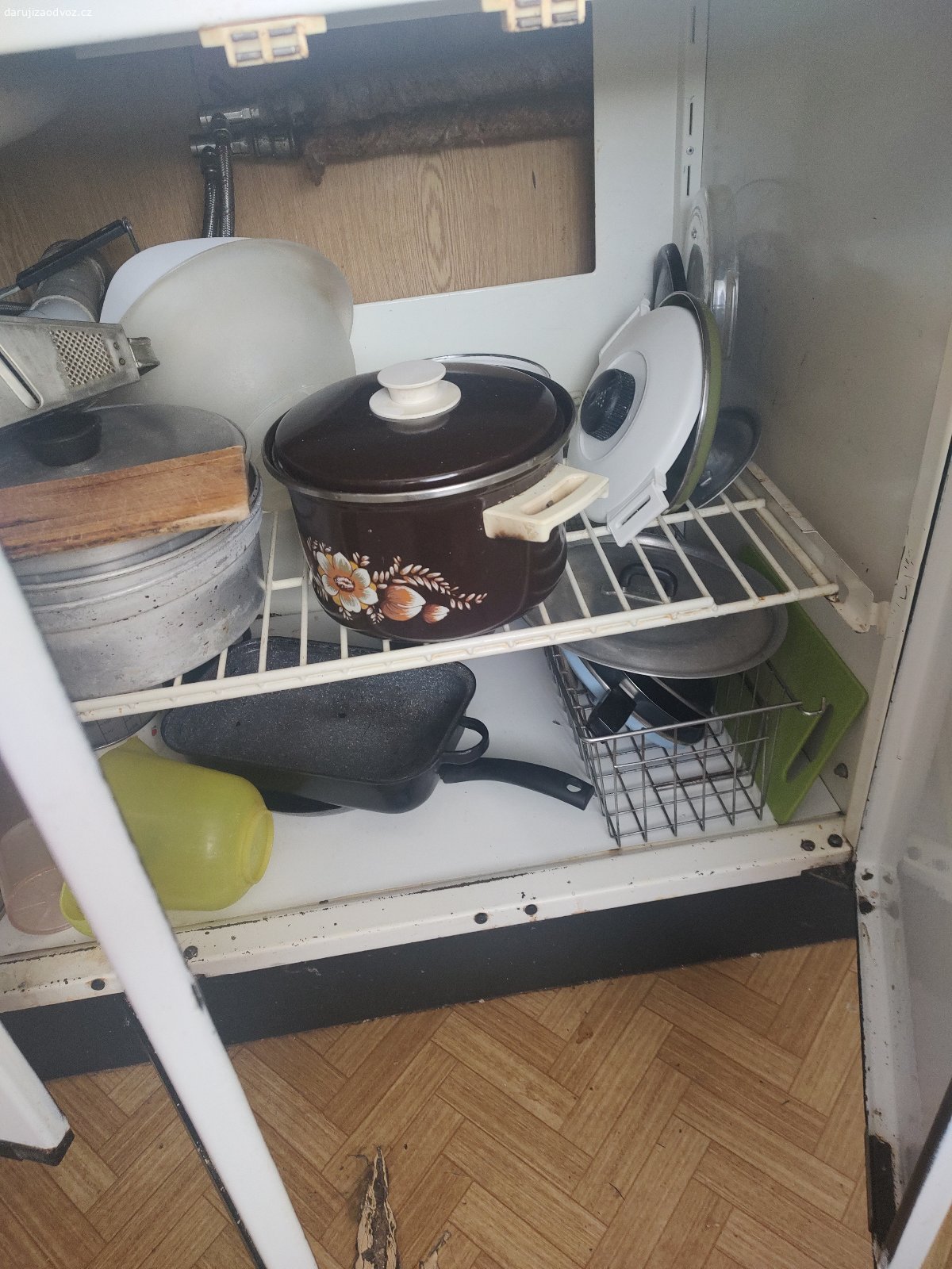 Daruji za odvoz kovovou kuchynskou linku Zlin. Viz foto, za demontaz a odvoz v byte ve Zline - sídliště Jizni svahy, bez nadobi ve skrinkach
