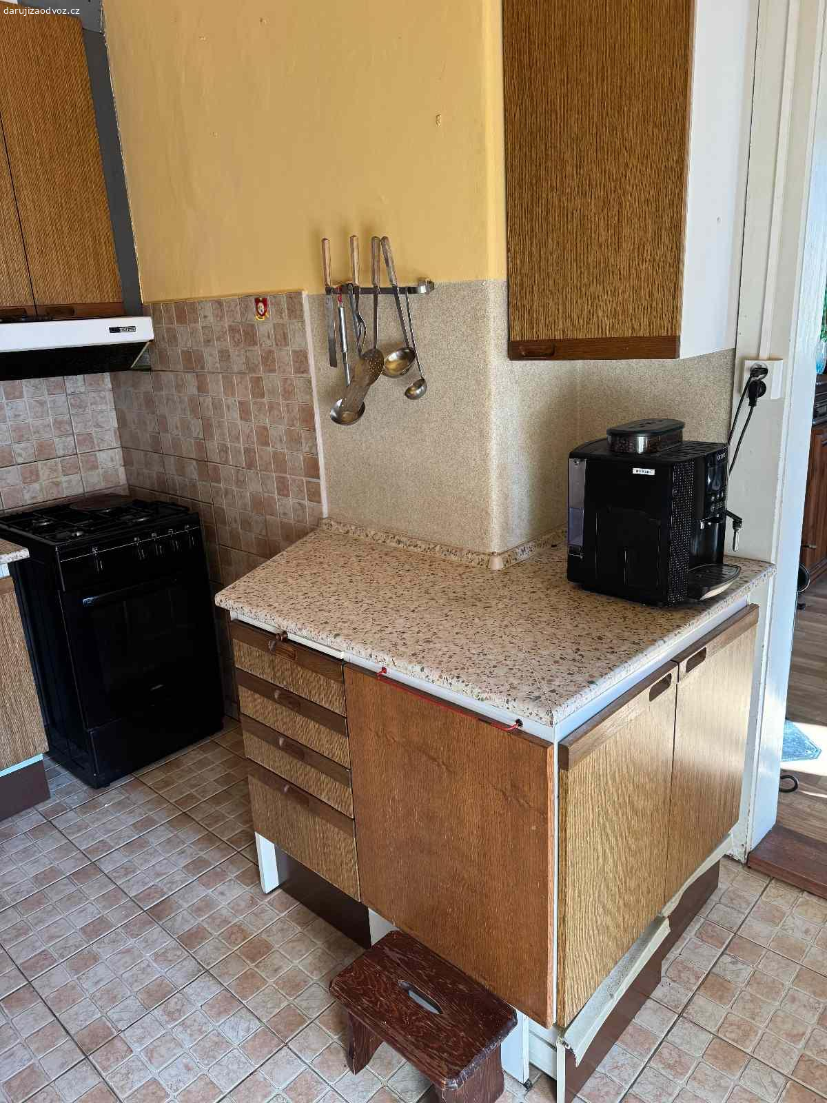 Daruji za odvoz kuchyňskou linku. Daruji za odvoz kuchyňskou linku - v pěkném stavu - bez spotřebičů