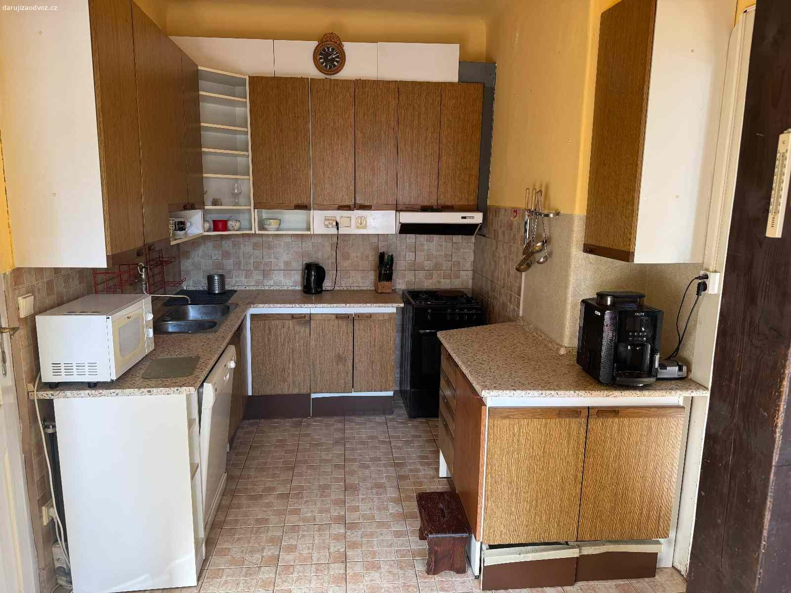 Daruji za odvoz kuchyňskou linku. Daruji za odvoz kuchyňskou linku - v pěkném stavu - bez spotřebičů