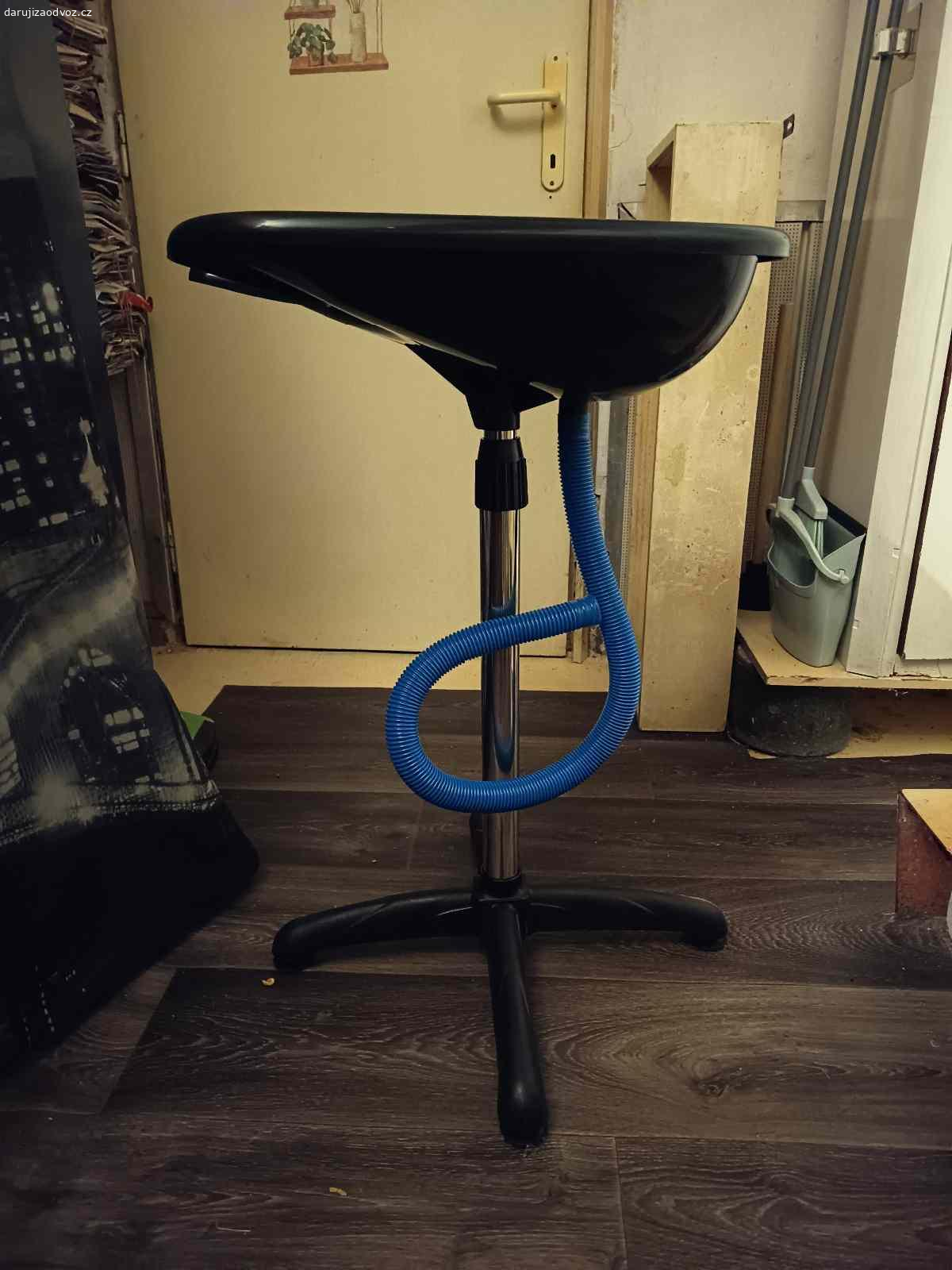 Daruji za odvoz mobilní kadeřnické umyvadlo. Mobilní plastové umyvadlo  se špuntem,s nastavitelnou nohou a odtokovou hadicí.
REZERVOVÁNO DO 15.3.