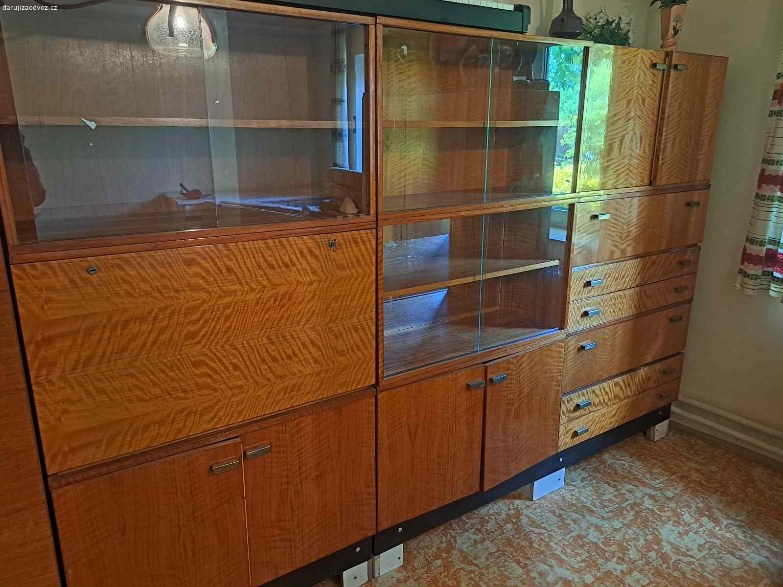 Daruji za odvoz nábytek. K dispozici jsou skříně, obývací stěny, šatní skříně.