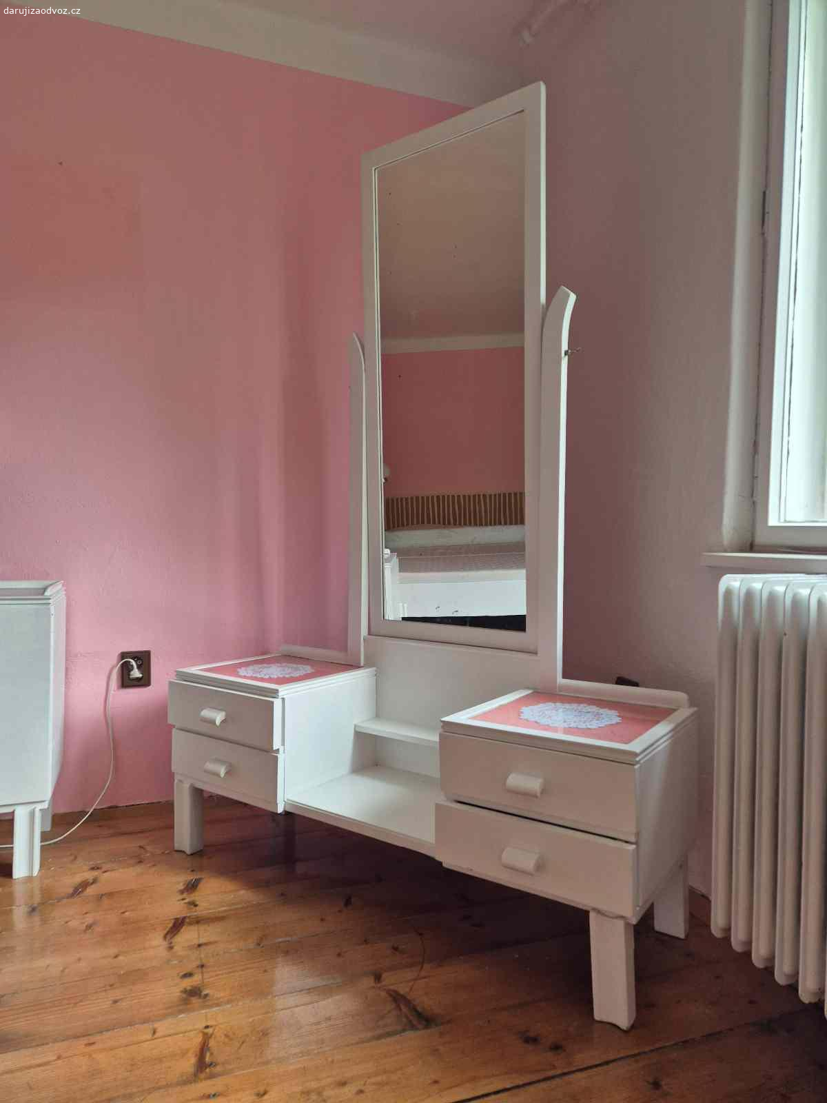 Daruji za odvoz nábytek. Daruji za odvoz veškerý nábytek, který je na přiložených fotografiích.