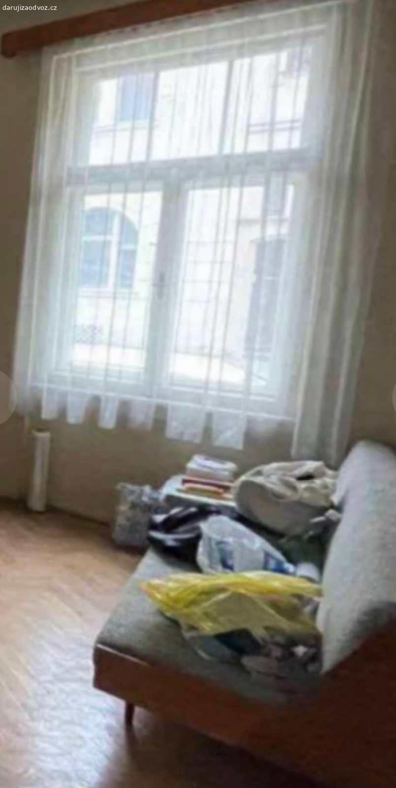 Daruji za odvoz nábytek. Darují obývací stěnu a gauč, 70. léta, dřevo podnik písek, nutný vlastní odnos z 2. Np