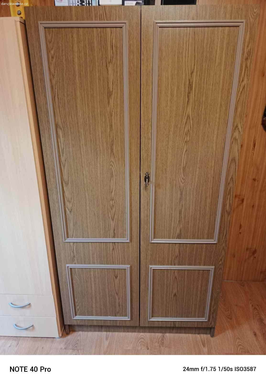 Daruji za odvoz nábytek. Darujeme za odvoz starší nábytek v dobrém stavu. Nutný vlastní odvoz. V případě zájmu mě kontaktujte telefonicky.