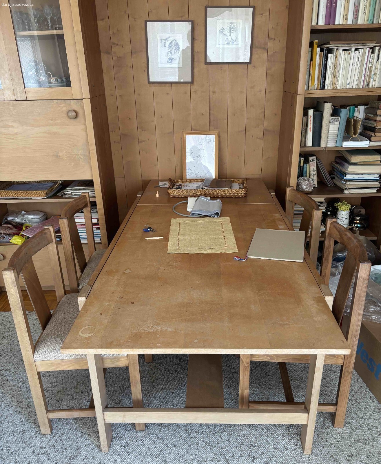 Zlín - Daruji za odvoz obývací stěnu z masivu. Ve Zlíně daruji za odvoz obývací stěnu z masivu, zakázková výroba Rousínov 1978, vysoká 253cm, moduly 247cm, 85cm, 64cm a 185cm. Dělitelná výškově na polovinu. rohová výplň. Navíc deska 220x30cm s podstavci 27cm, např. pod TV. Plus desky 30x220cm na zakrytí konzolí pls nad stěnu až do stropu. Plus konferenční stůl 65x60 se sklem 125x60cm. Plus jídelní stůl 83x125cm, rozložitelný na 184cm. Plus dřevo na stěnu jako výplň do niky. Plus 4 židle. Nepoškozené.
K odvozu bude bez dekorací, prázdné. Možno ukázat.