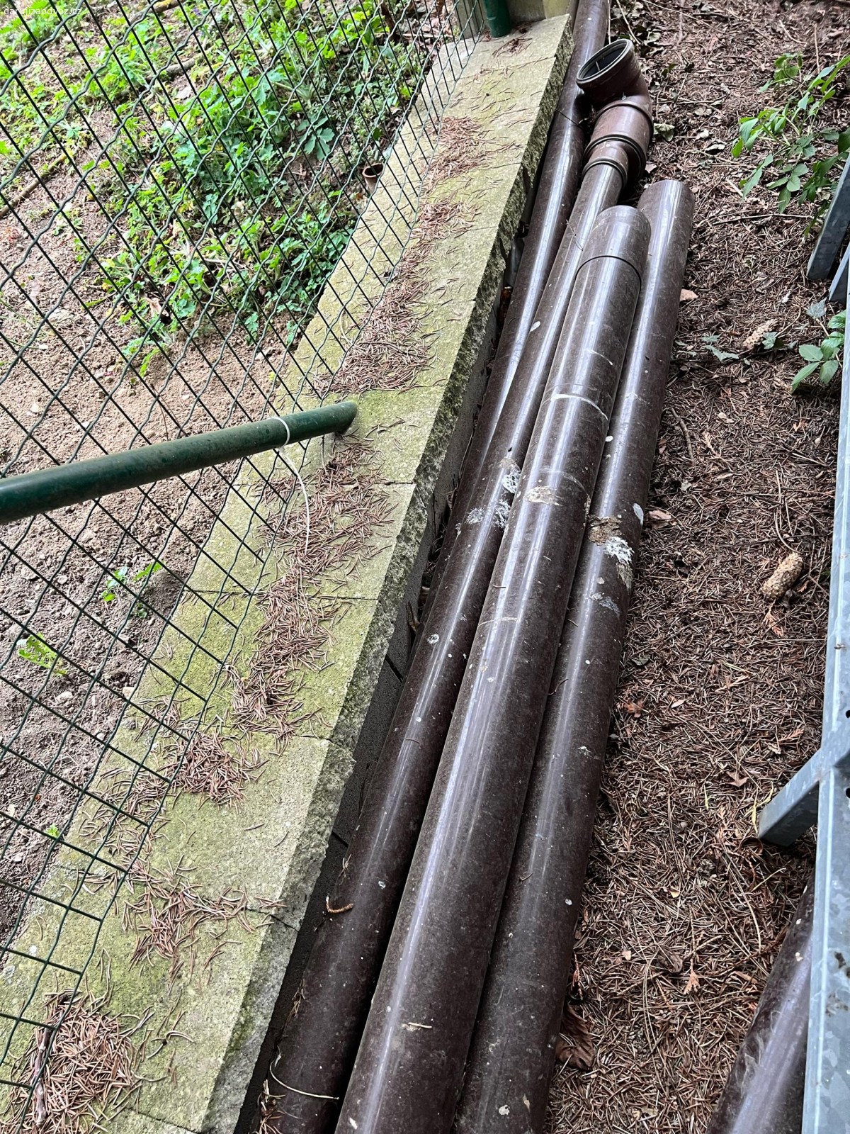 Daruji za odvoz okapy. Za odvoz daruji okapy, průměr 7 a 10cm, provedení plast, hnědá barva.