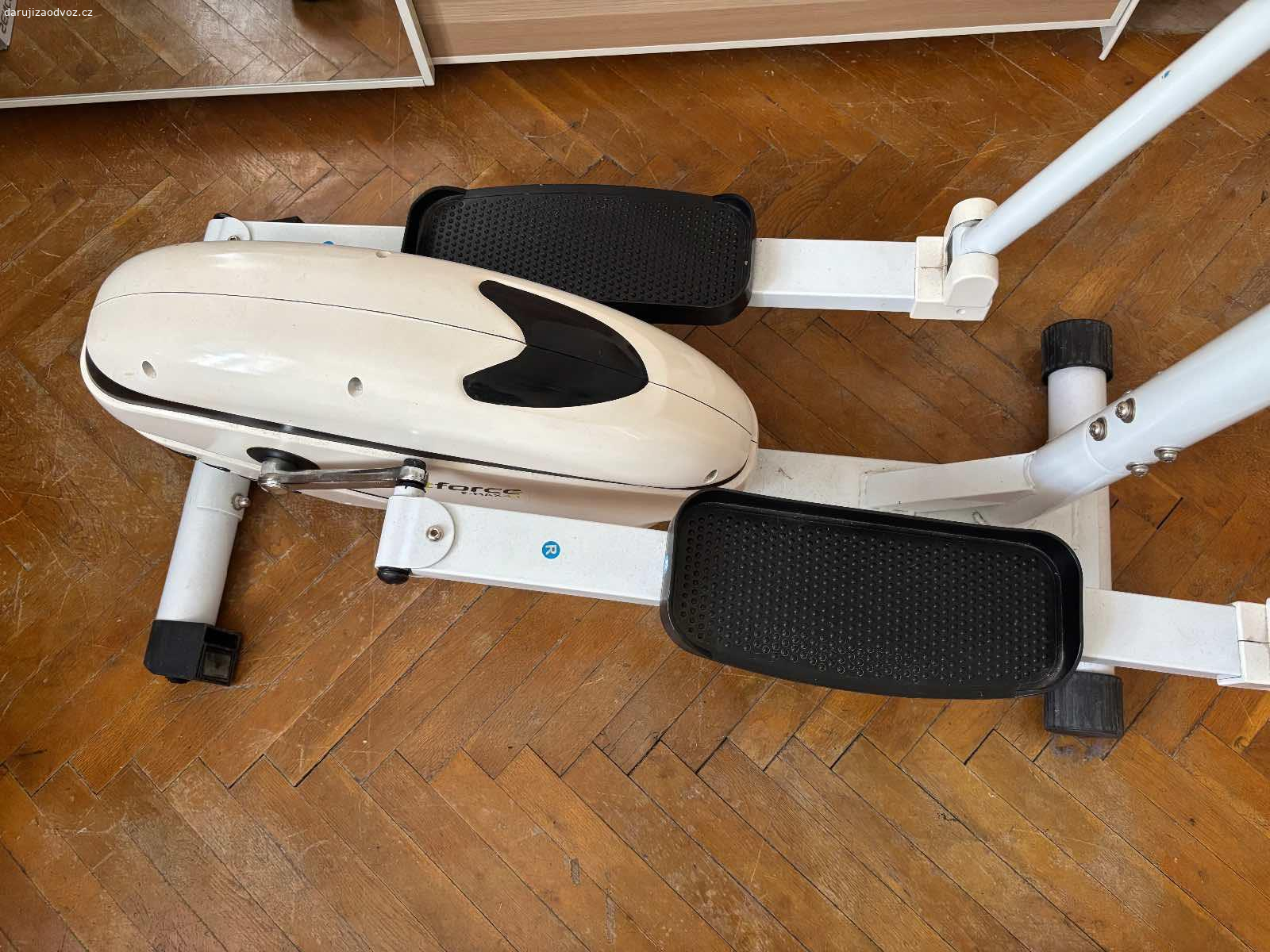 Daruji za odvoz orbitrek (eliptický trenažér). Trenažér je funkční, je pouze nutné vyměnit baterie v 