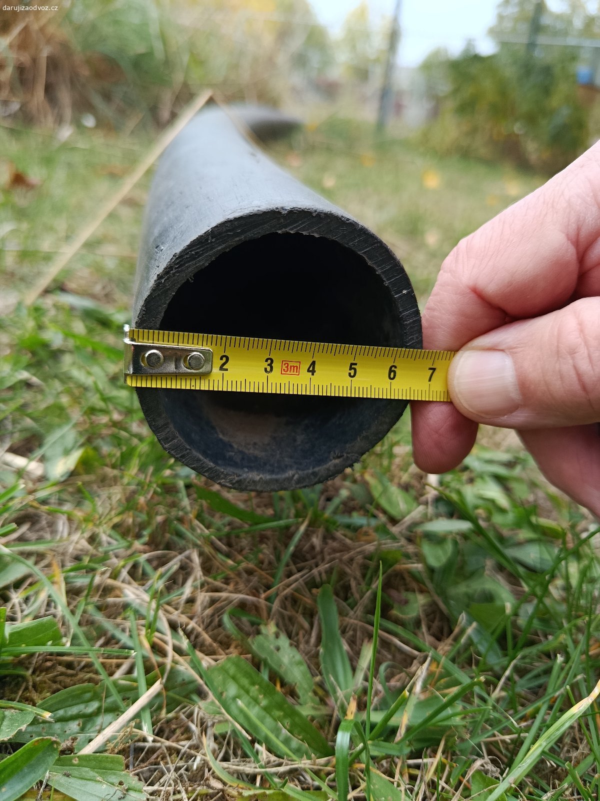 Daruji za odvoz PE trubku. Daruji za odvoz černou PE trubku délky  24 m, průměr cca 80/70 mm.