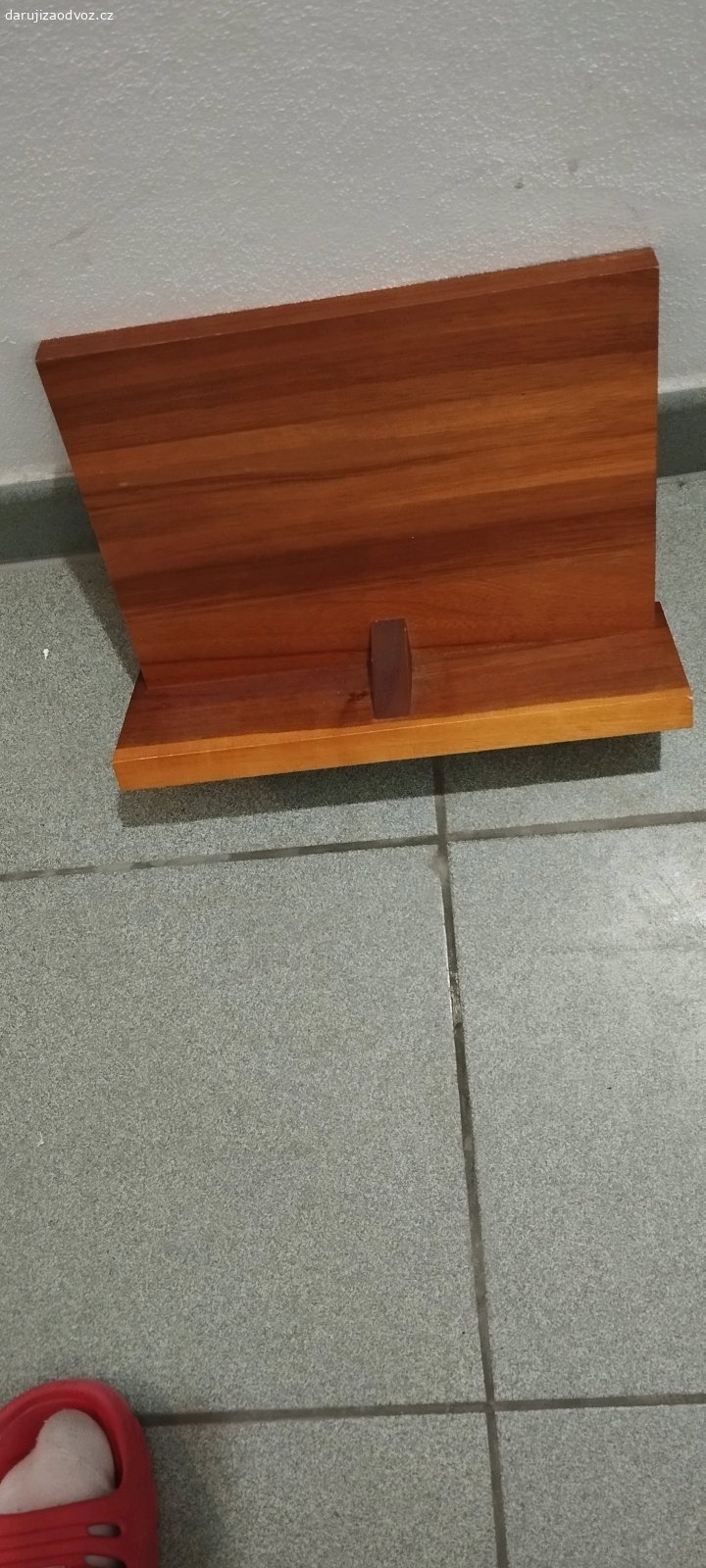 Daruji za odvoz poličku. Daruji za odvoz malou poličku