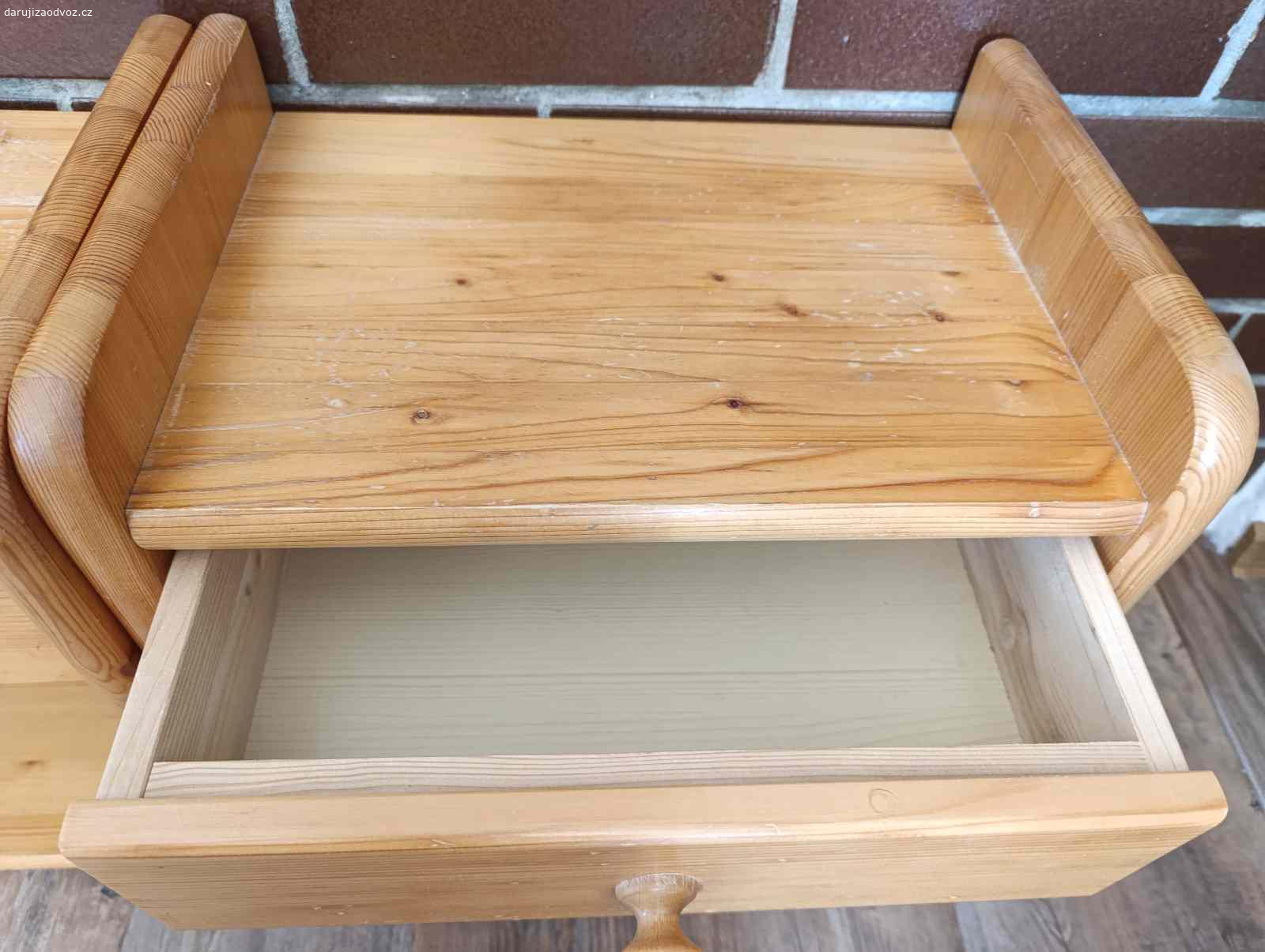 Daruji za odvoz postel a noční stolky. Starší dvoulůžko 180 x 200cm s úložným prostorem +
2 noční stolky masiv