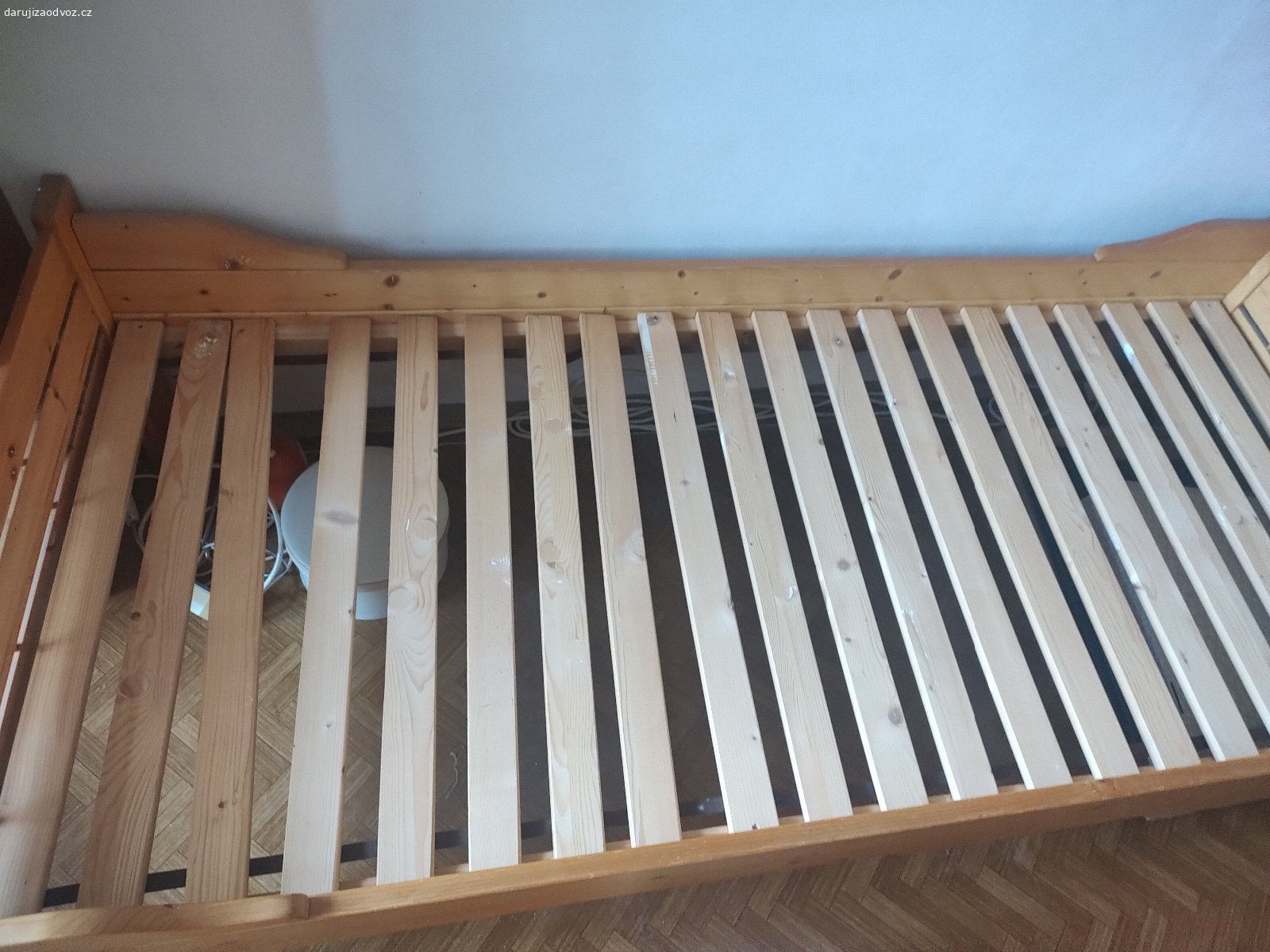 Daruji za odvoz postel masiv 201 x 95 x 56cm. Daruji drevenou seniorskou postel s rostem, vyvysena, vhodné tedy pro starsiho cloveka, aby se mu z ni lepe vstavalo, byla vyrobena na zakazku, pridam i drevene suple pod postel