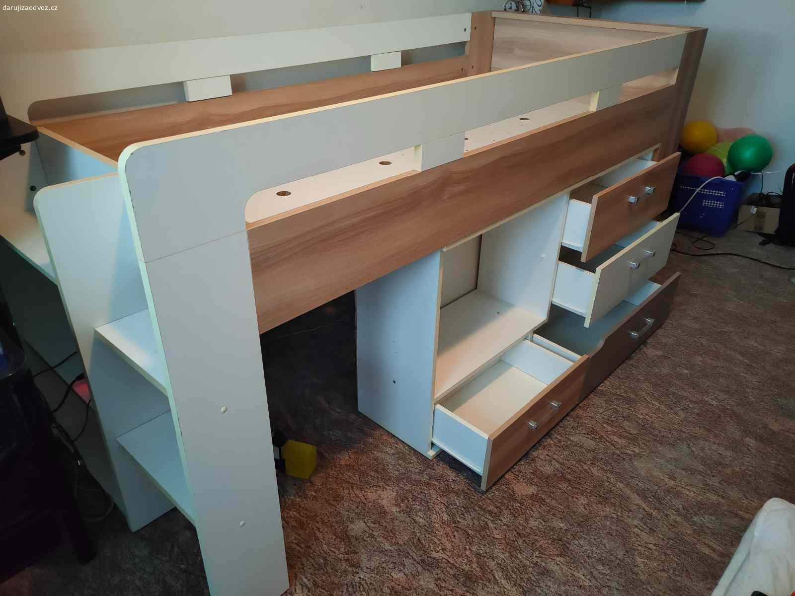 Daruji za odvoz postel s intergovaným stolem. V perfektním stavu daruji za odvoz postel se stolem. Je to multifunkční vč uložných prostorů, ideální pro malé byty.
Důvod - již nevyužiji a stěhuji se.