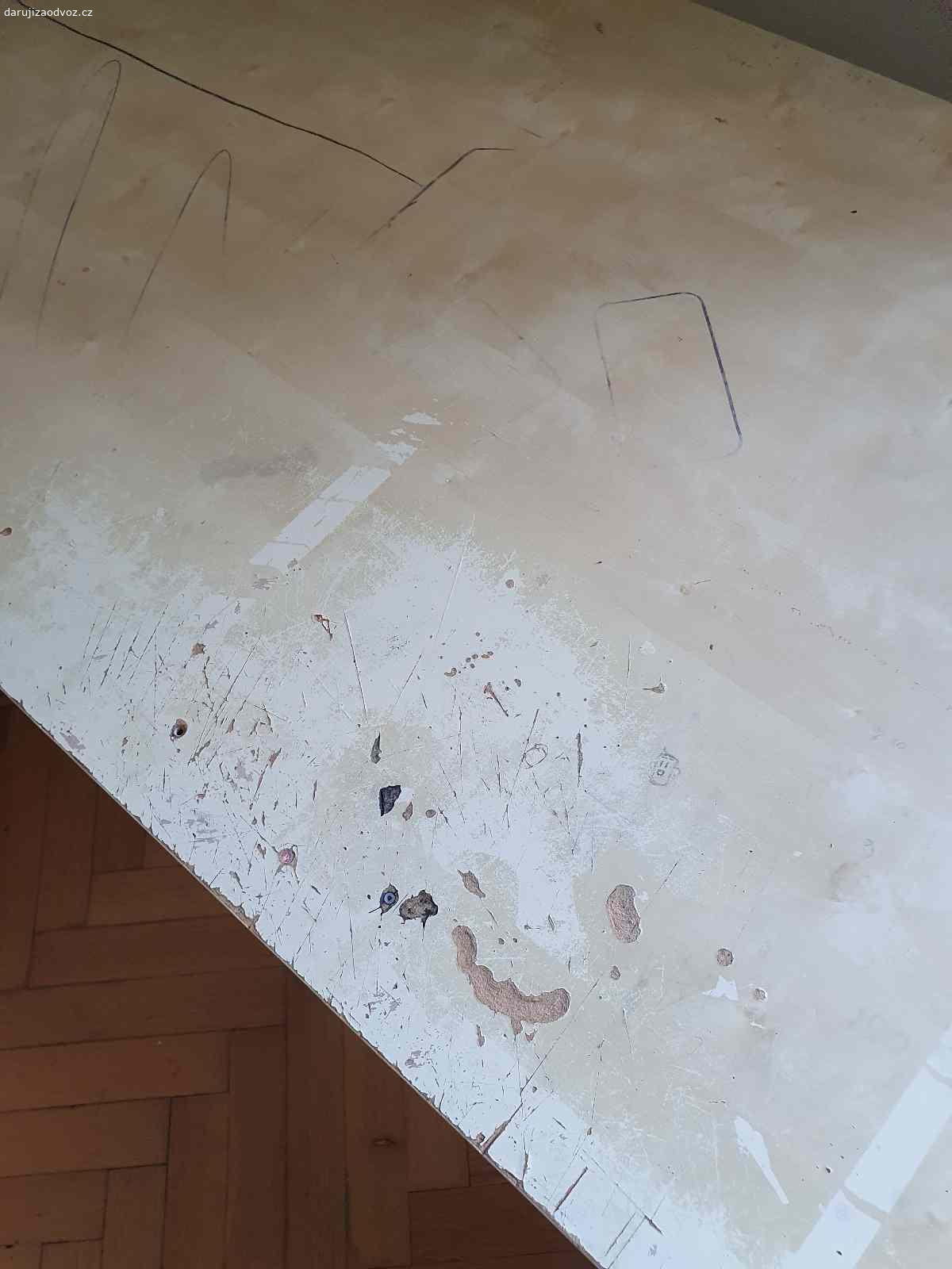 Daruji za odvoz pracovní stůl IKEA. Pracovní stůl IKEA 140×75×75 cm, velmi poškozená deska.