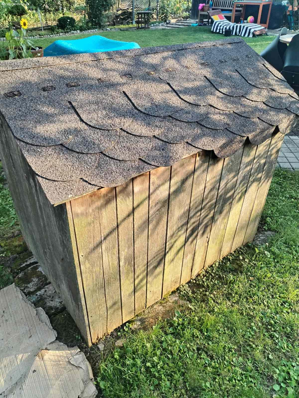 Daruji za odvoz Psi zateplenou boudu. Psi bouda zateplená pro psa do 15 kg..  bylo pro Anglického kokrspanela.. Má předsíň, je zateplená viz foto. Střecha je možné při převozu vysunout a převézt zvlášť. Bouda je na zahradě za kasarnama, cca 1km od adresy bydliště