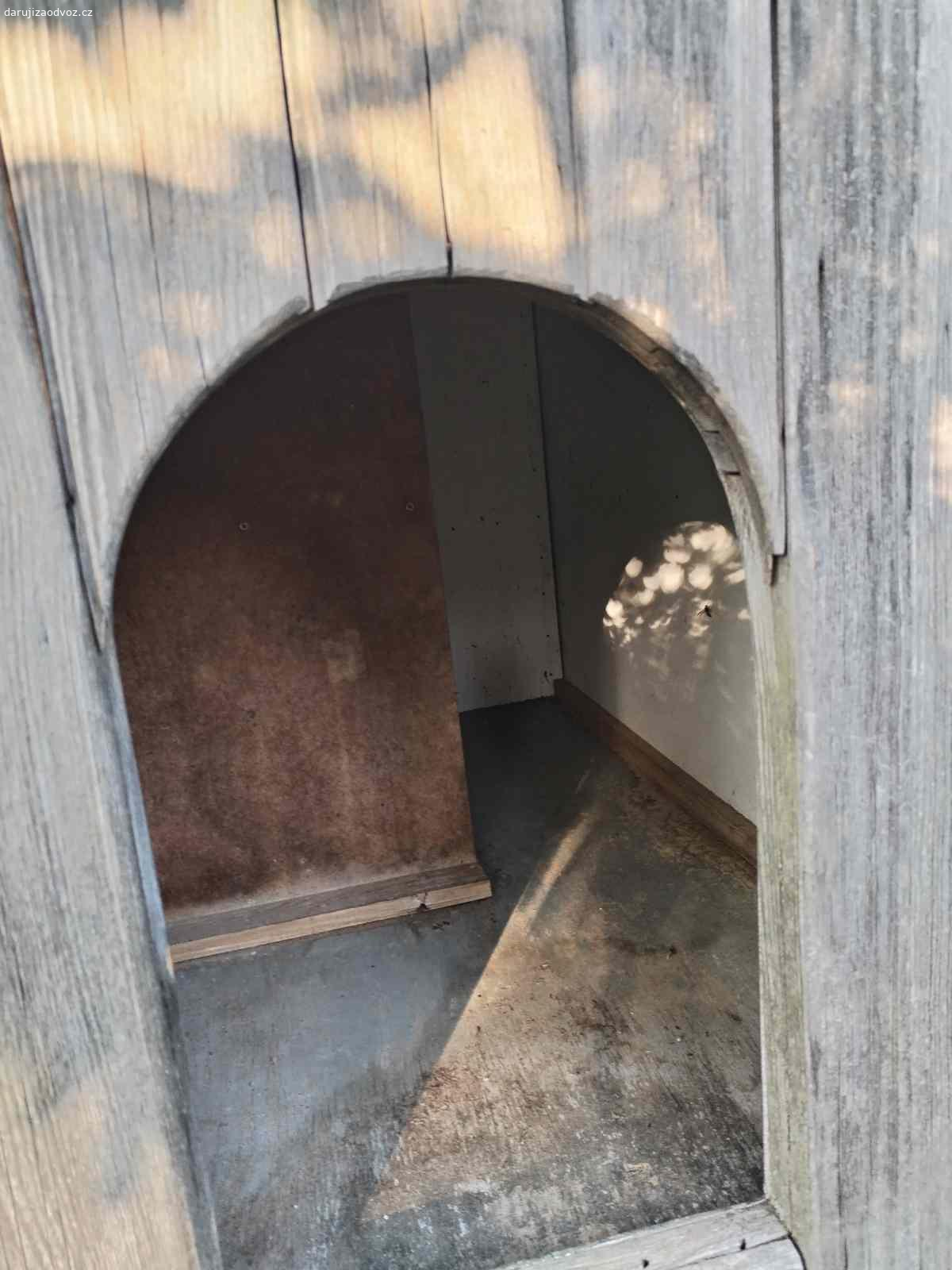 Daruji za odvoz Psi zateplenou boudu. Psi bouda zateplená pro psa do 15 kg..  bylo pro Anglického kokrspanela.. Má předsíň, je zateplená viz foto. Střecha je možné při převozu vysunout a převézt zvlášť. Bouda je na zahradě za kasarnama, cca 1km od adresy bydliště